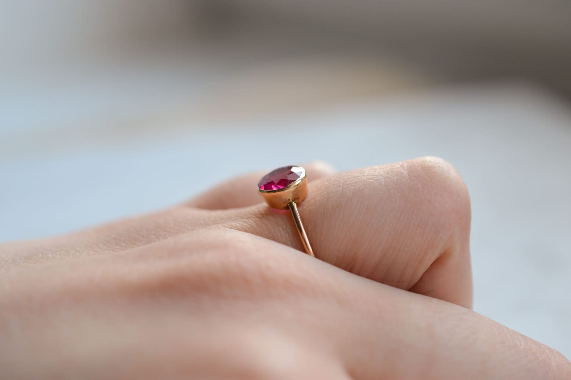 Bague pierre rouge sertie clos