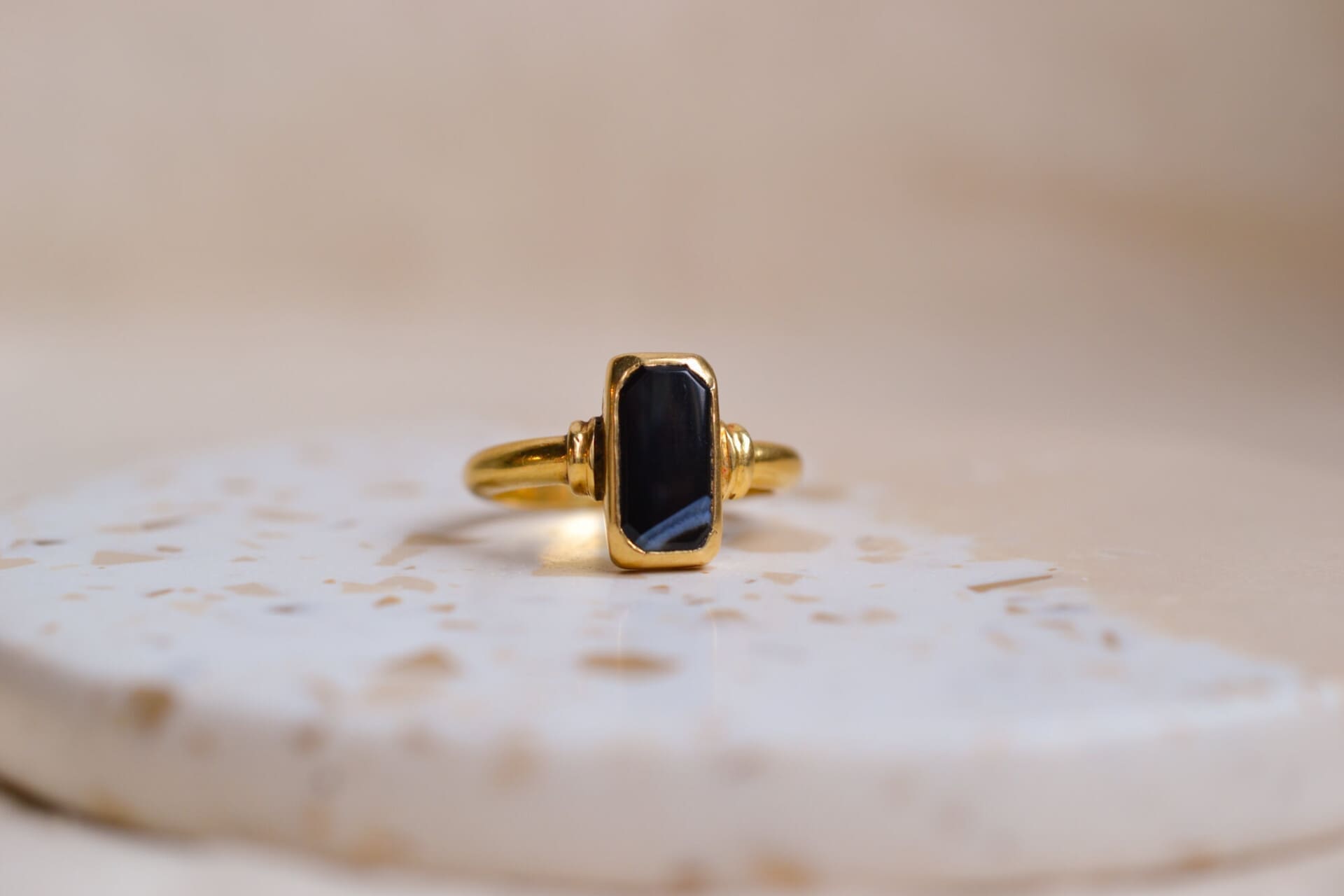 Bague rectangulaire Onyx rubané