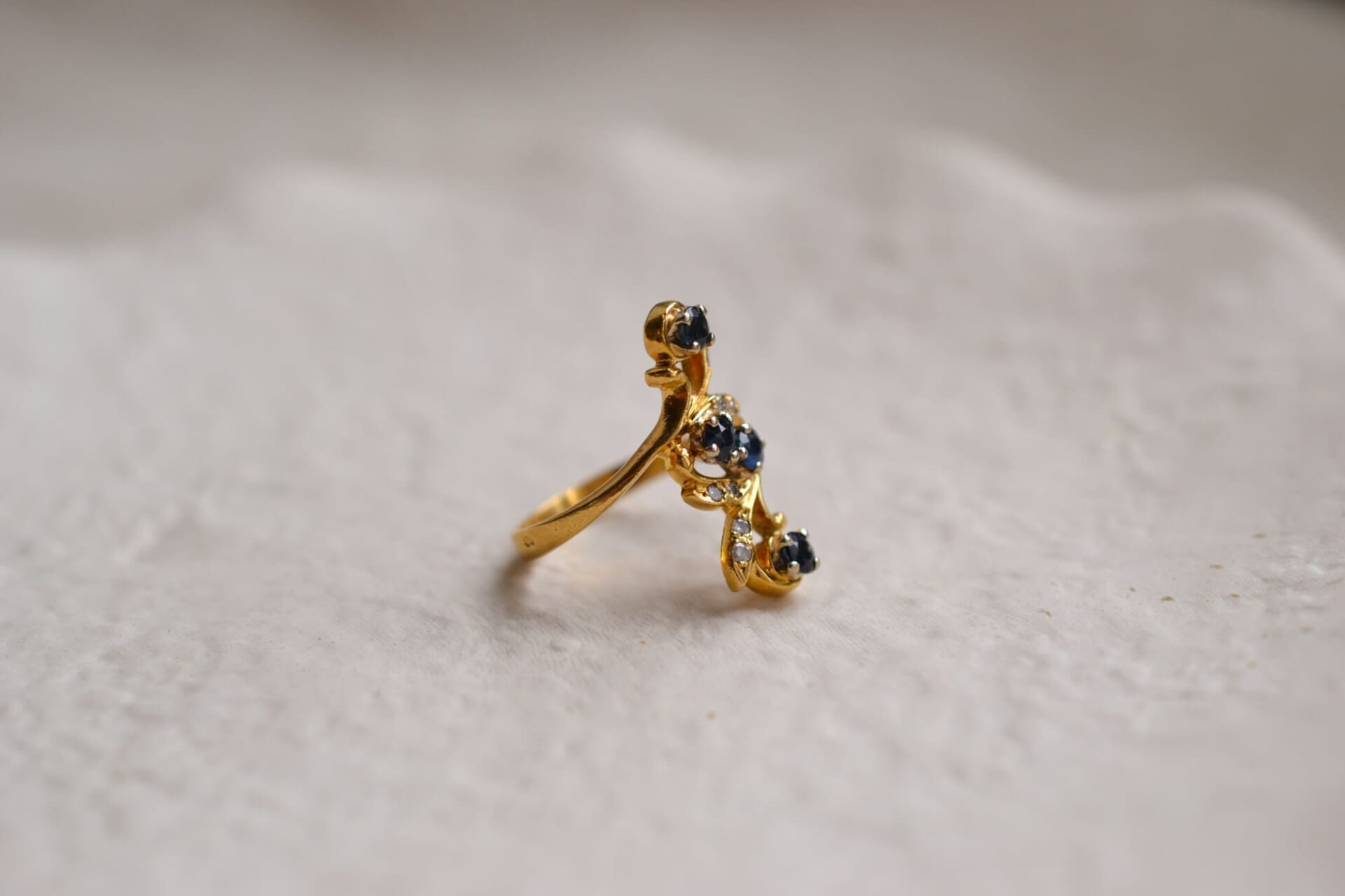 Bague style Art Nouveau Saphirs et Diamants