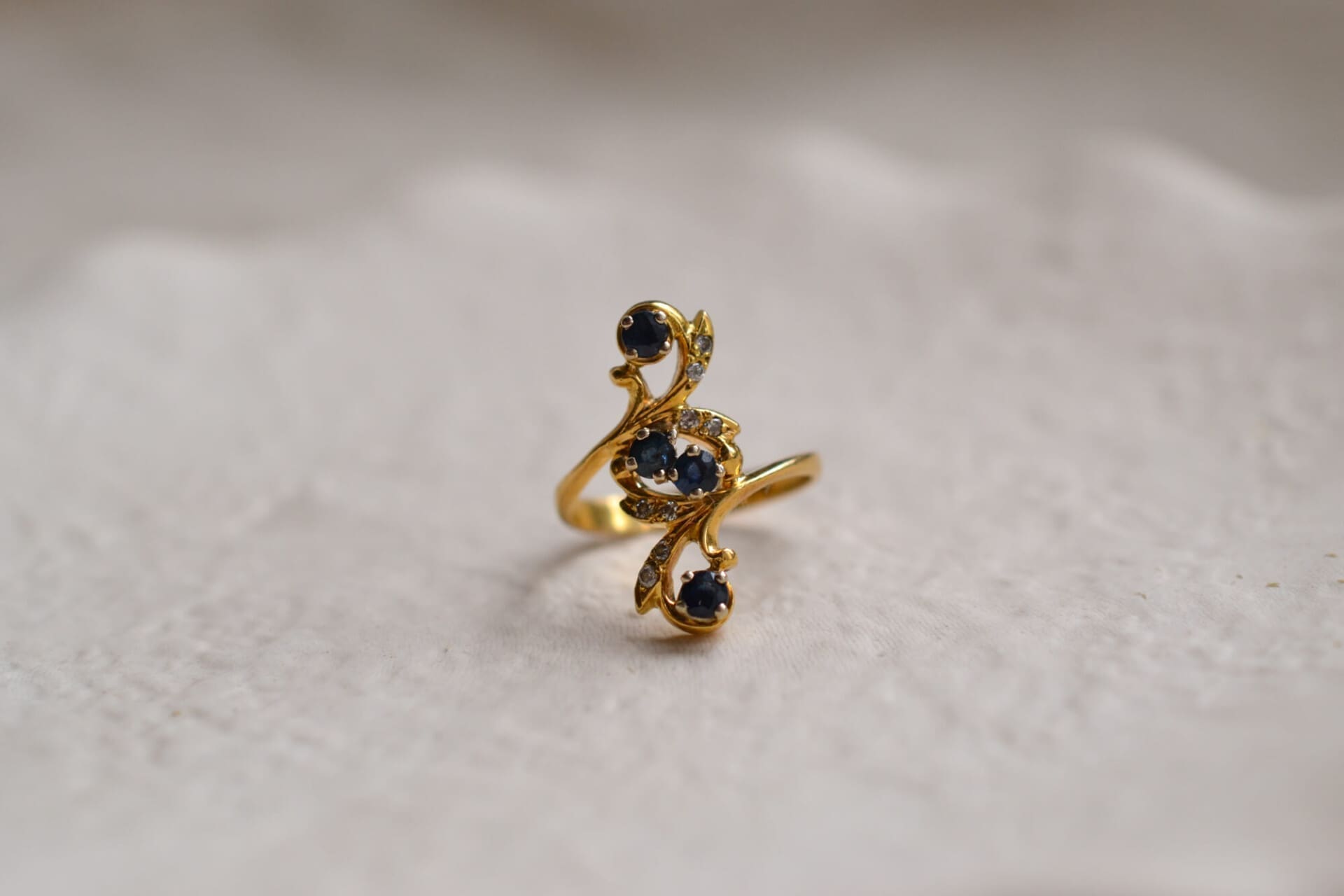 Bague style Art Nouveau Saphirs et Diamants