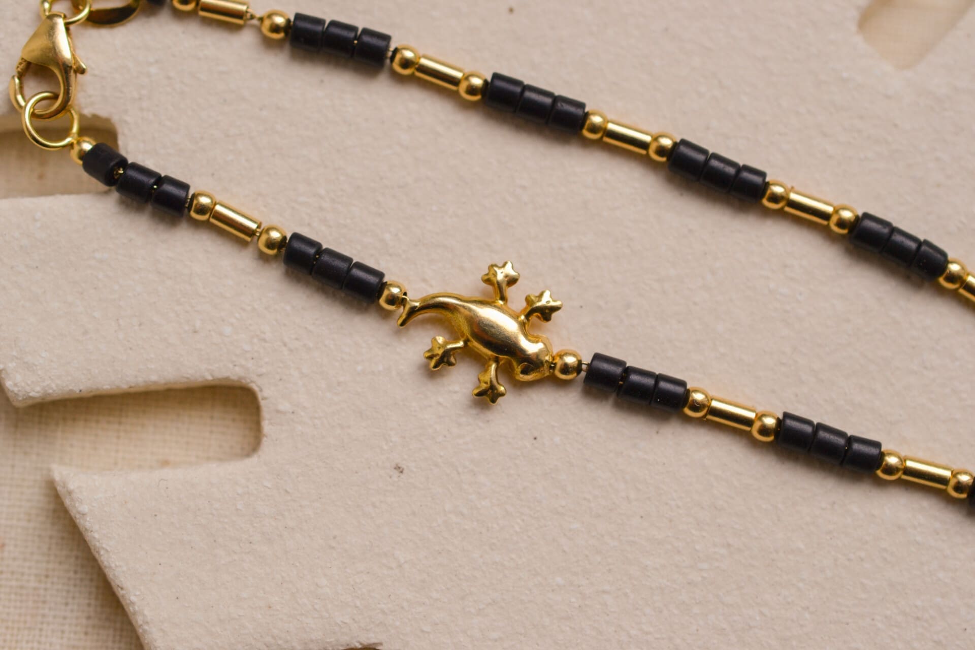 Bracelet lézard et perles de rocailles