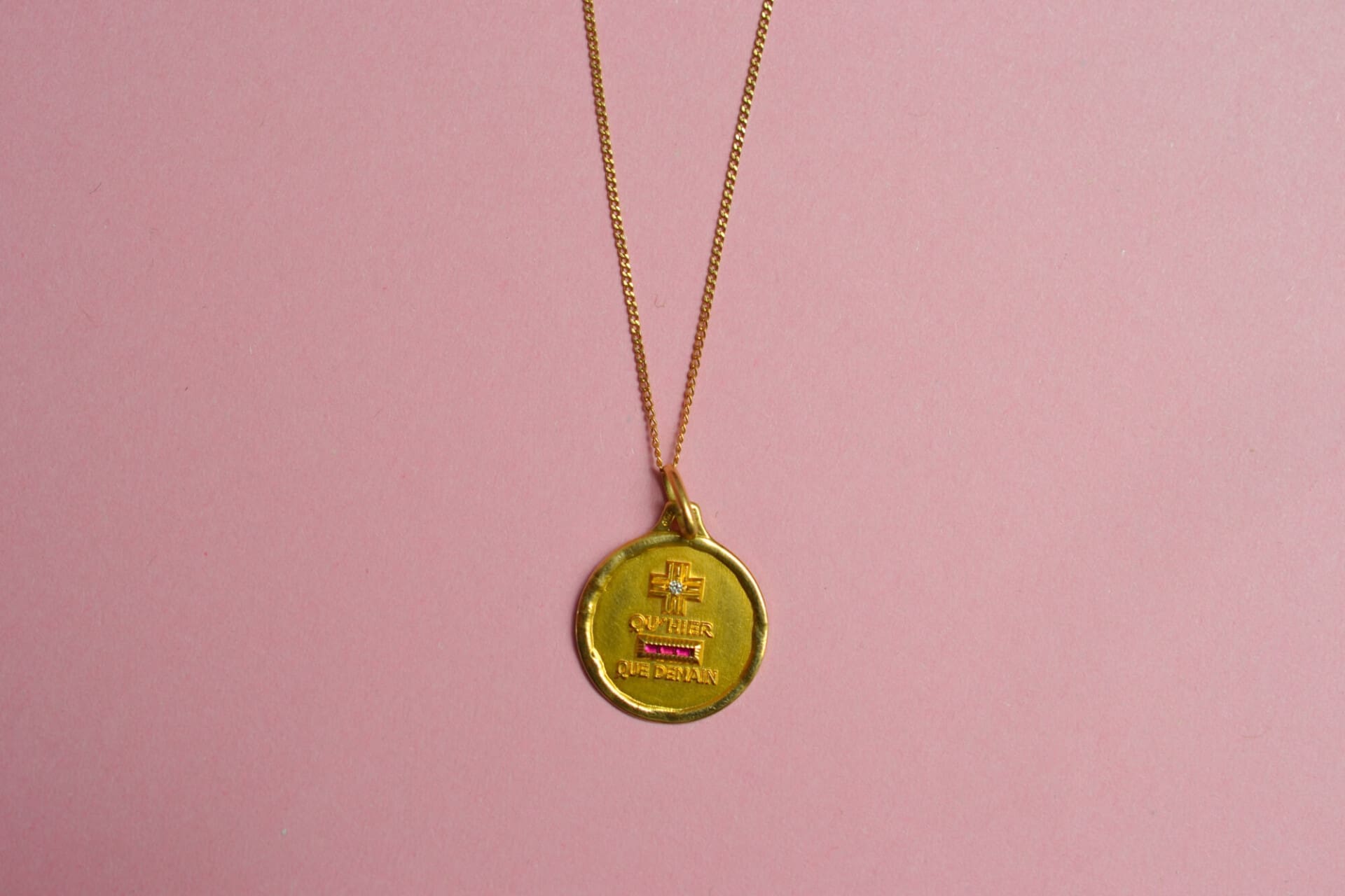 Médaille + qu'hier - que demain