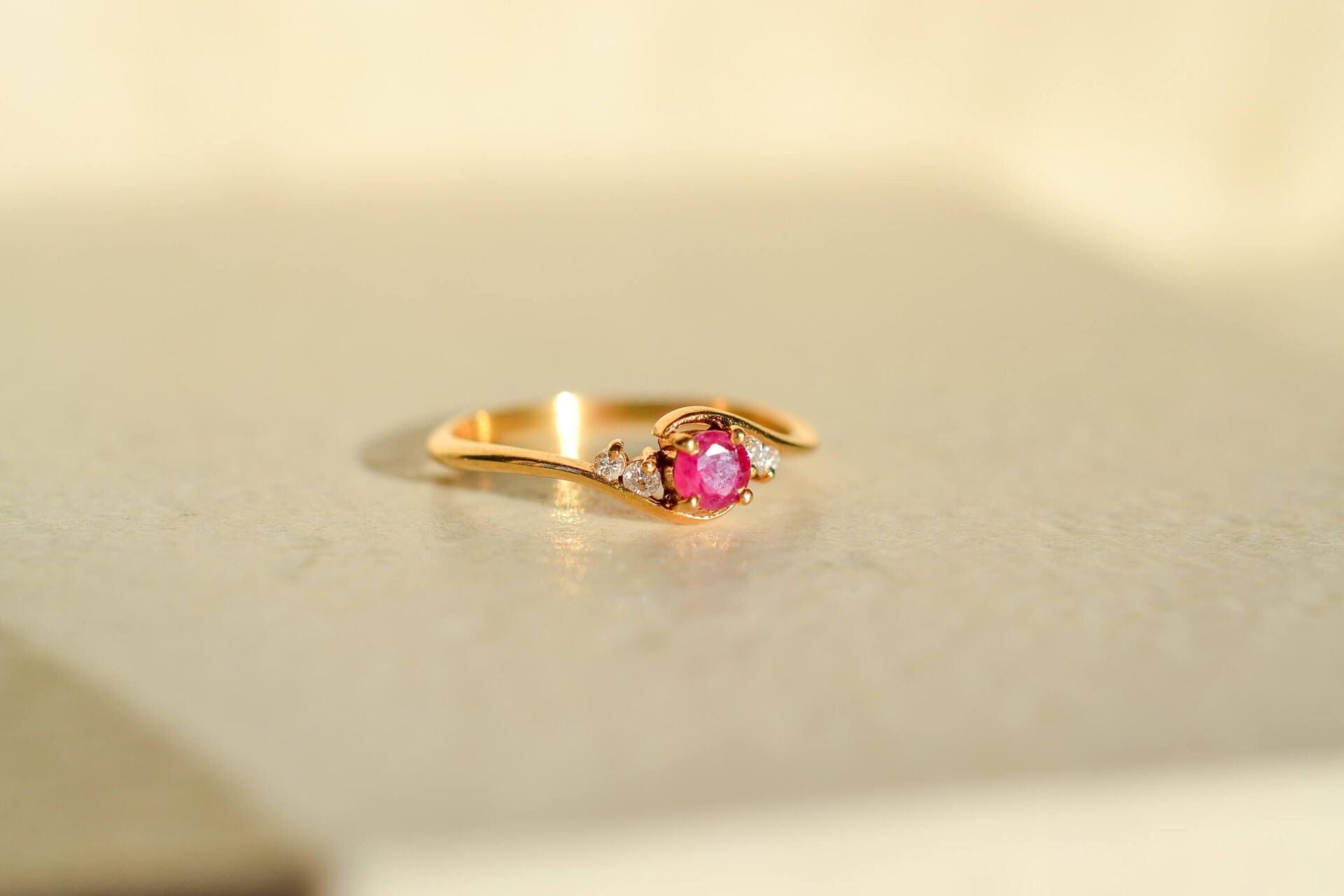 Bague volutes Rubis Diamants