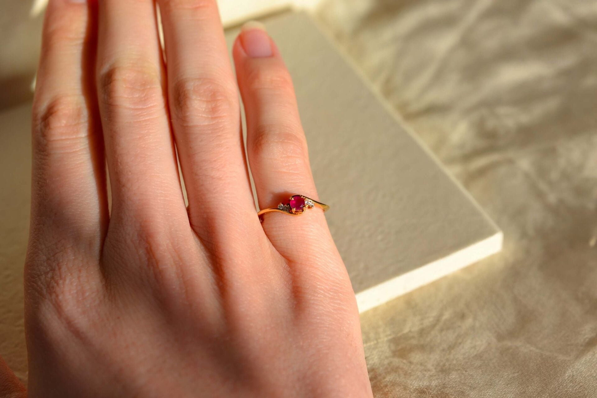 Bague volutes Rubis Diamants