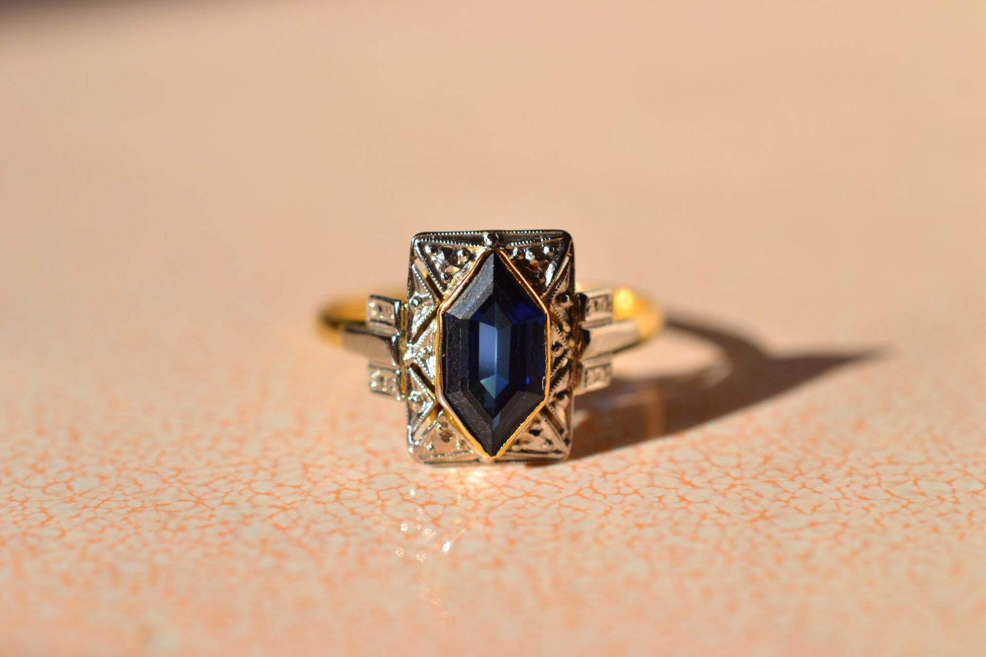 Bague Art Déco Saphir de synthèse losangique