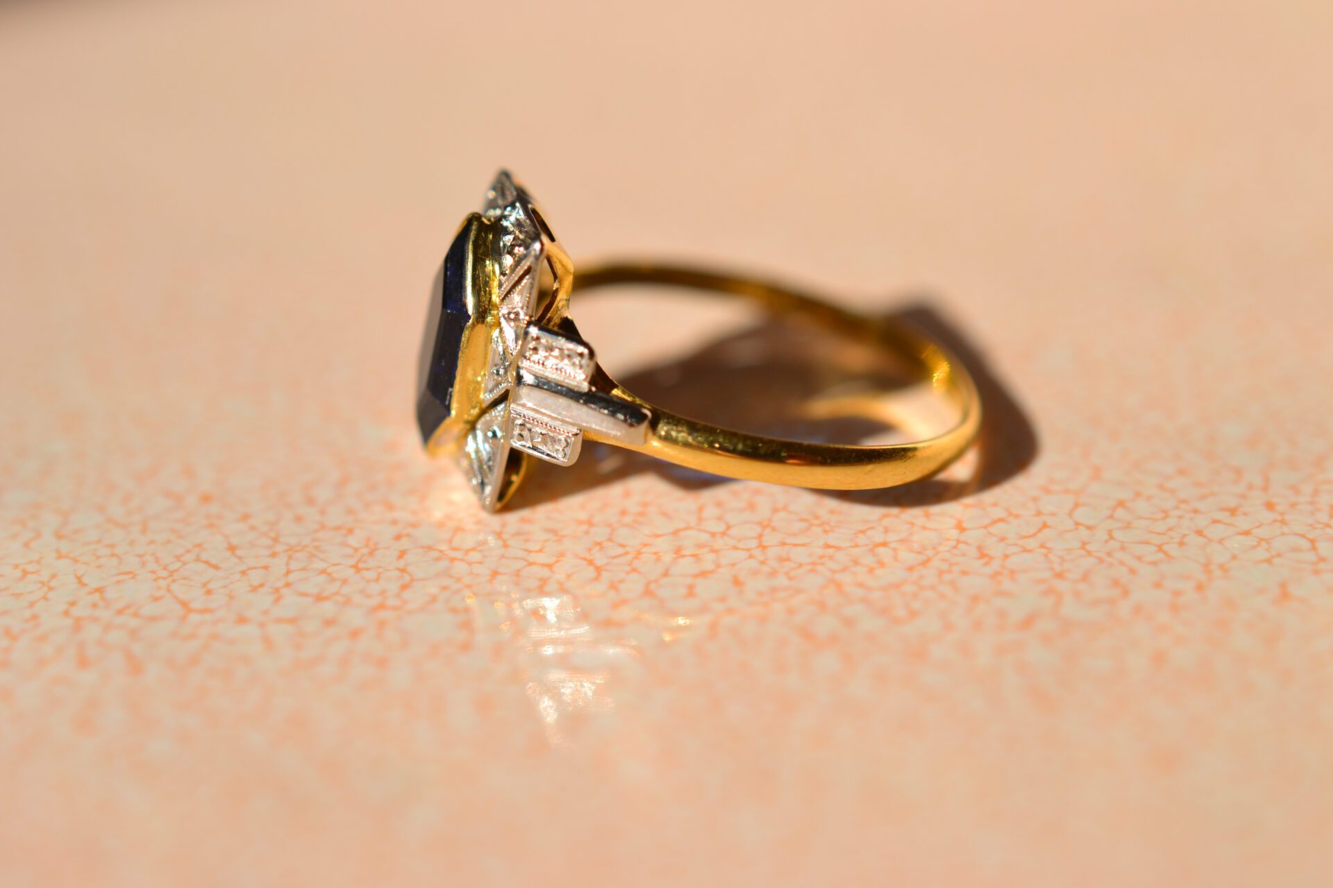 Bague Art Déco Saphir de synthèse losangique