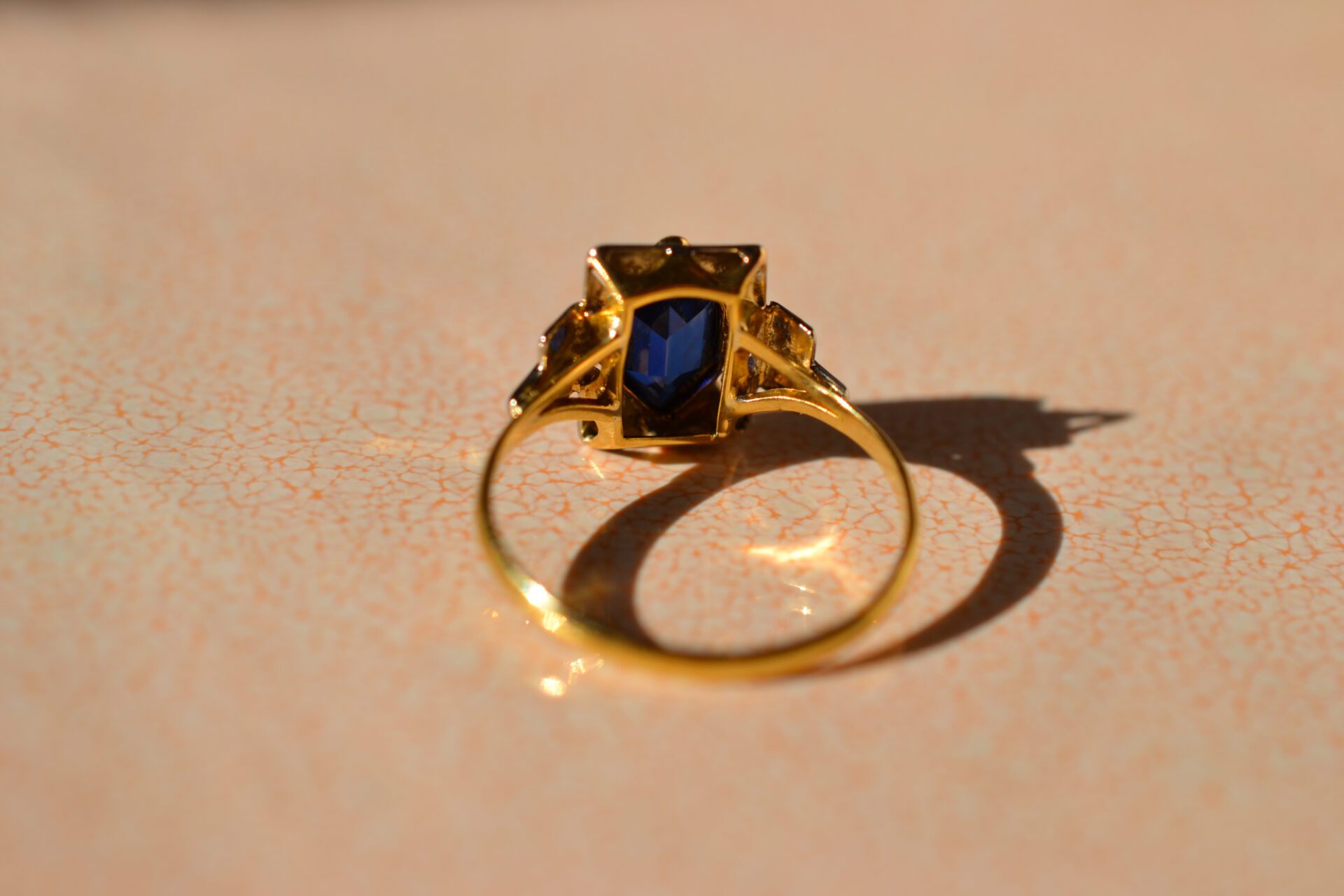 Bague Art Déco Saphir de synthèse losangique