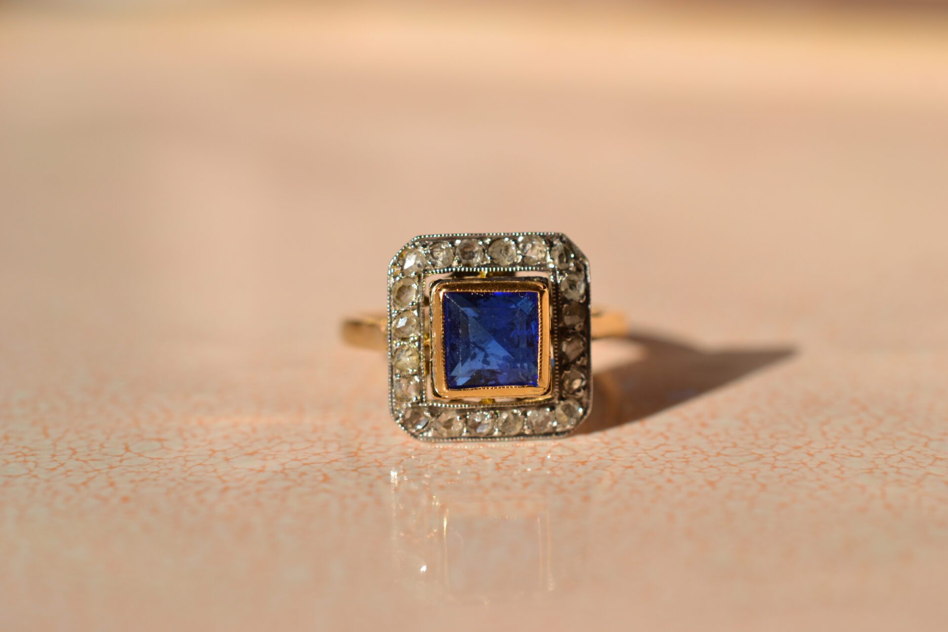 Bague carrée doublet-grenat verre et Diamants