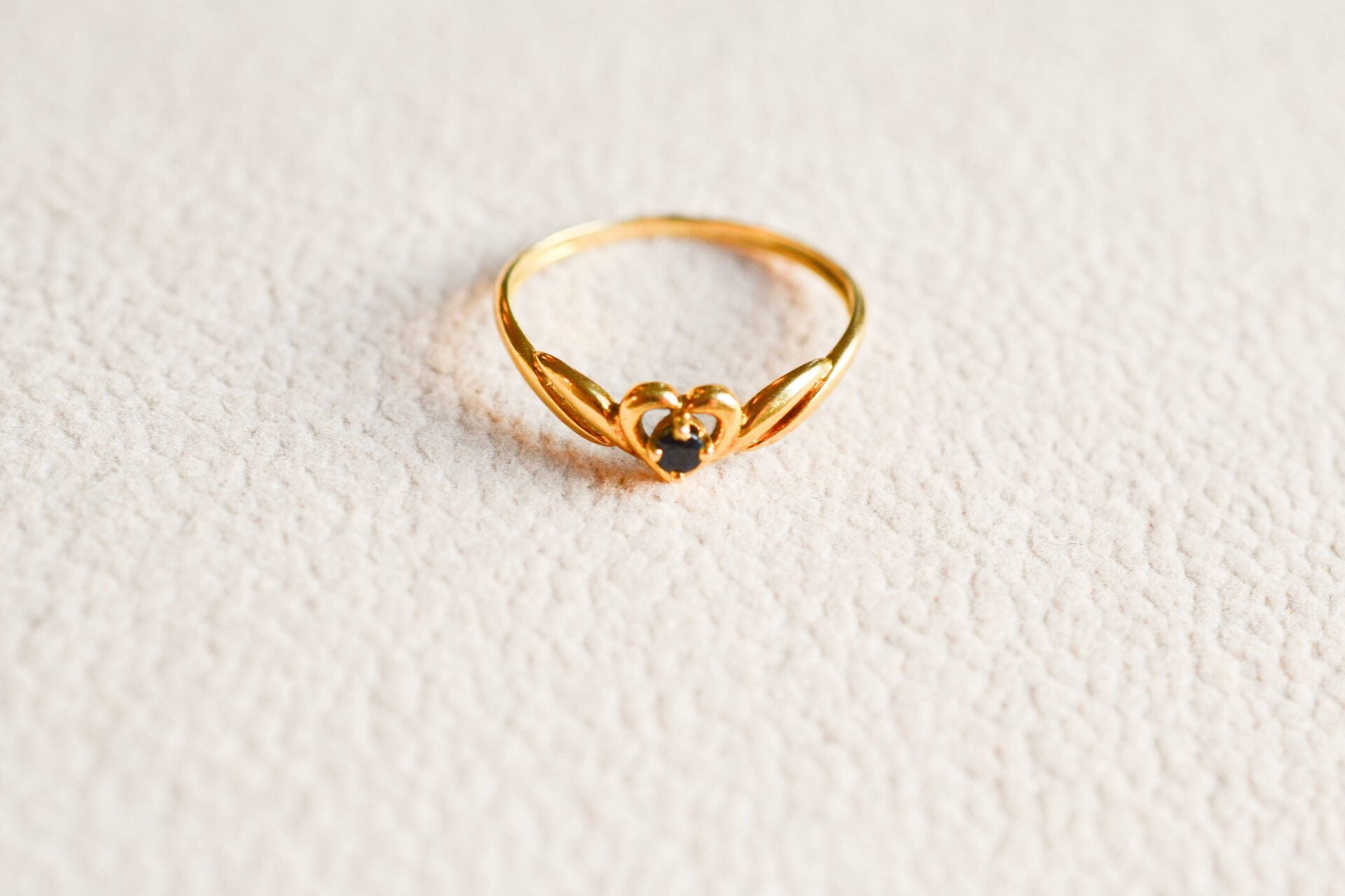 Bague Saphir cœur et volutes