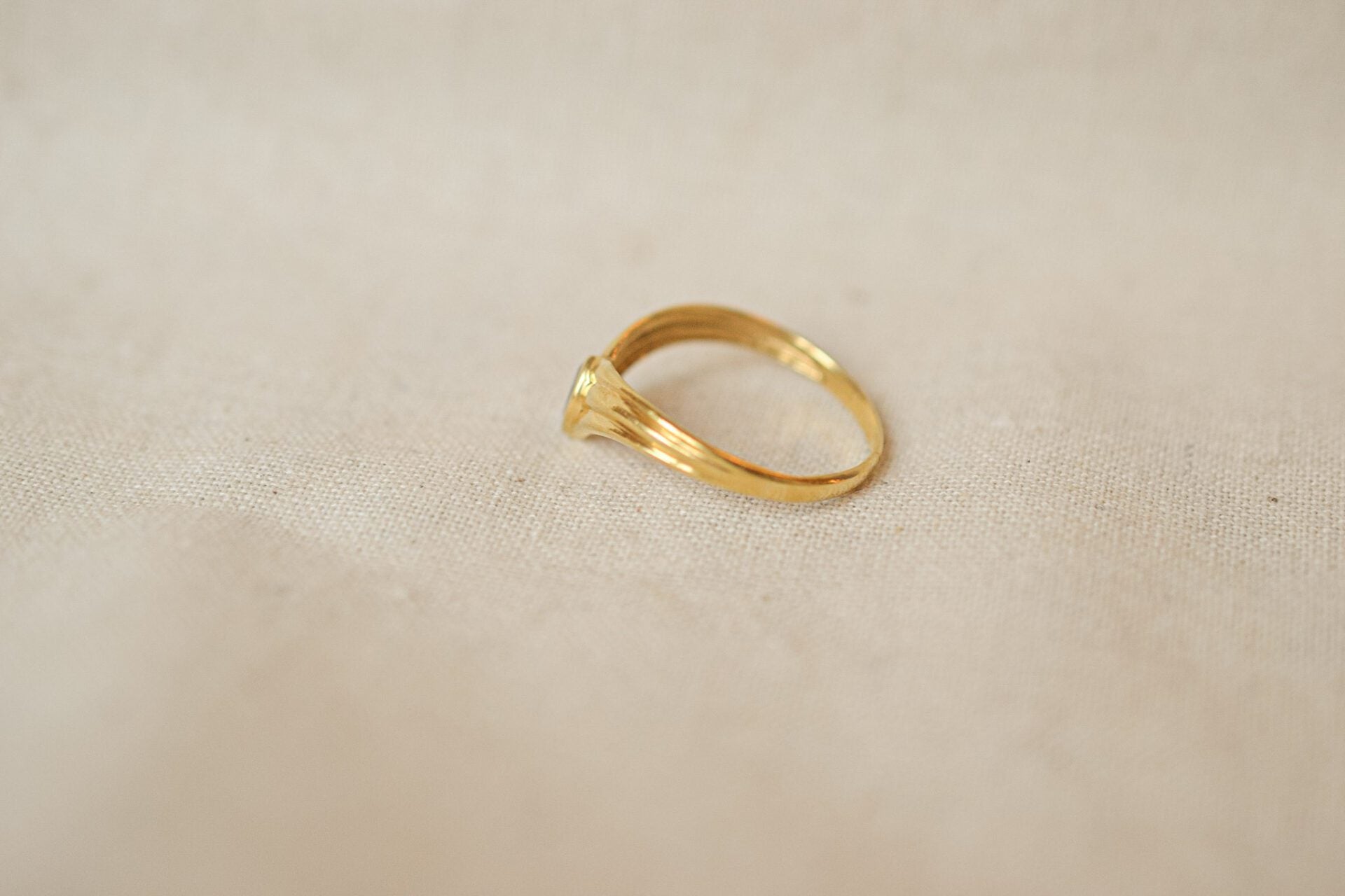 Bague V striée saphir navette