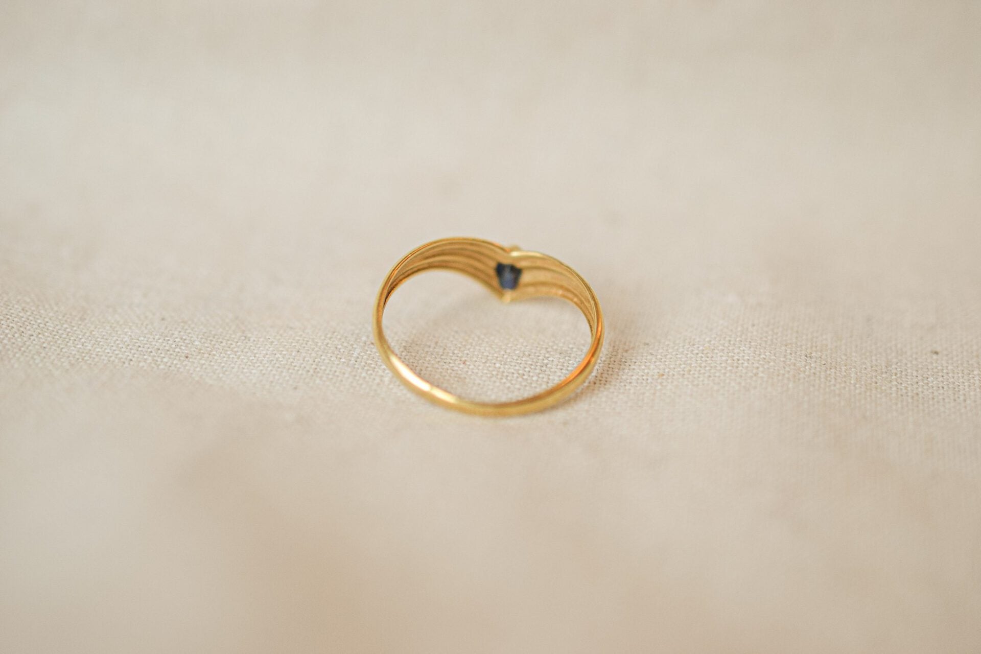 Bague V striée saphir navette