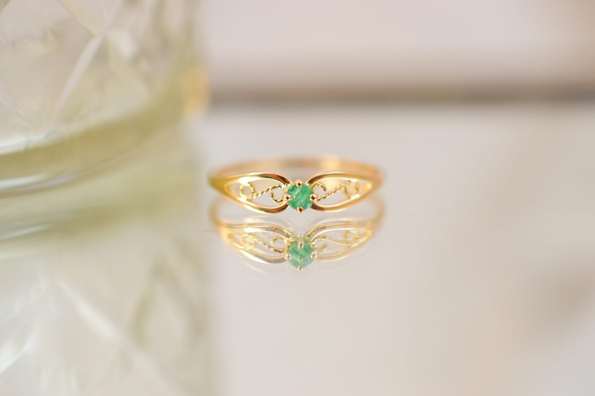 Bague minimaliste Emeraude décor filigranes