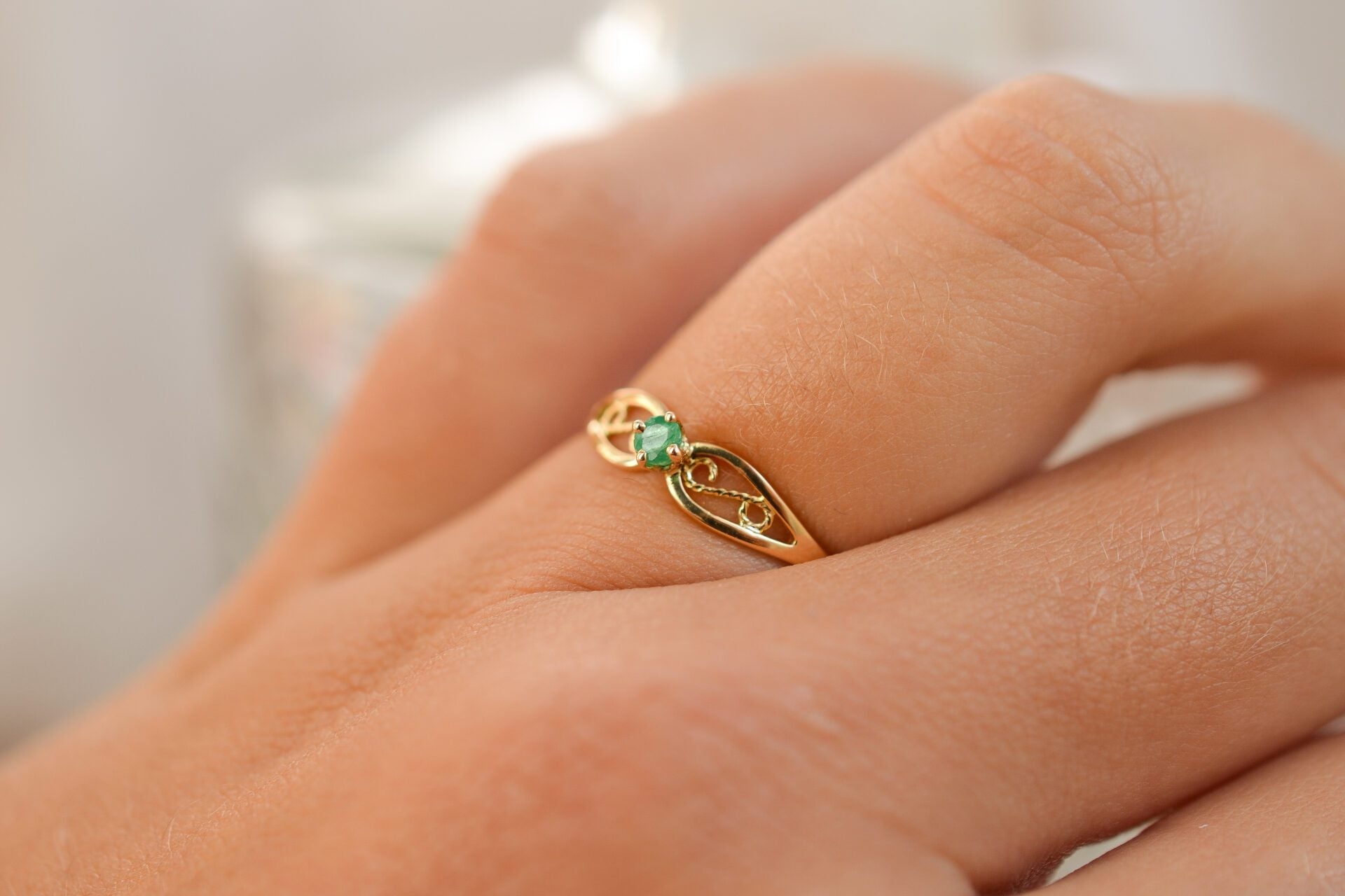 Bague minimaliste Emeraude décor filigranes