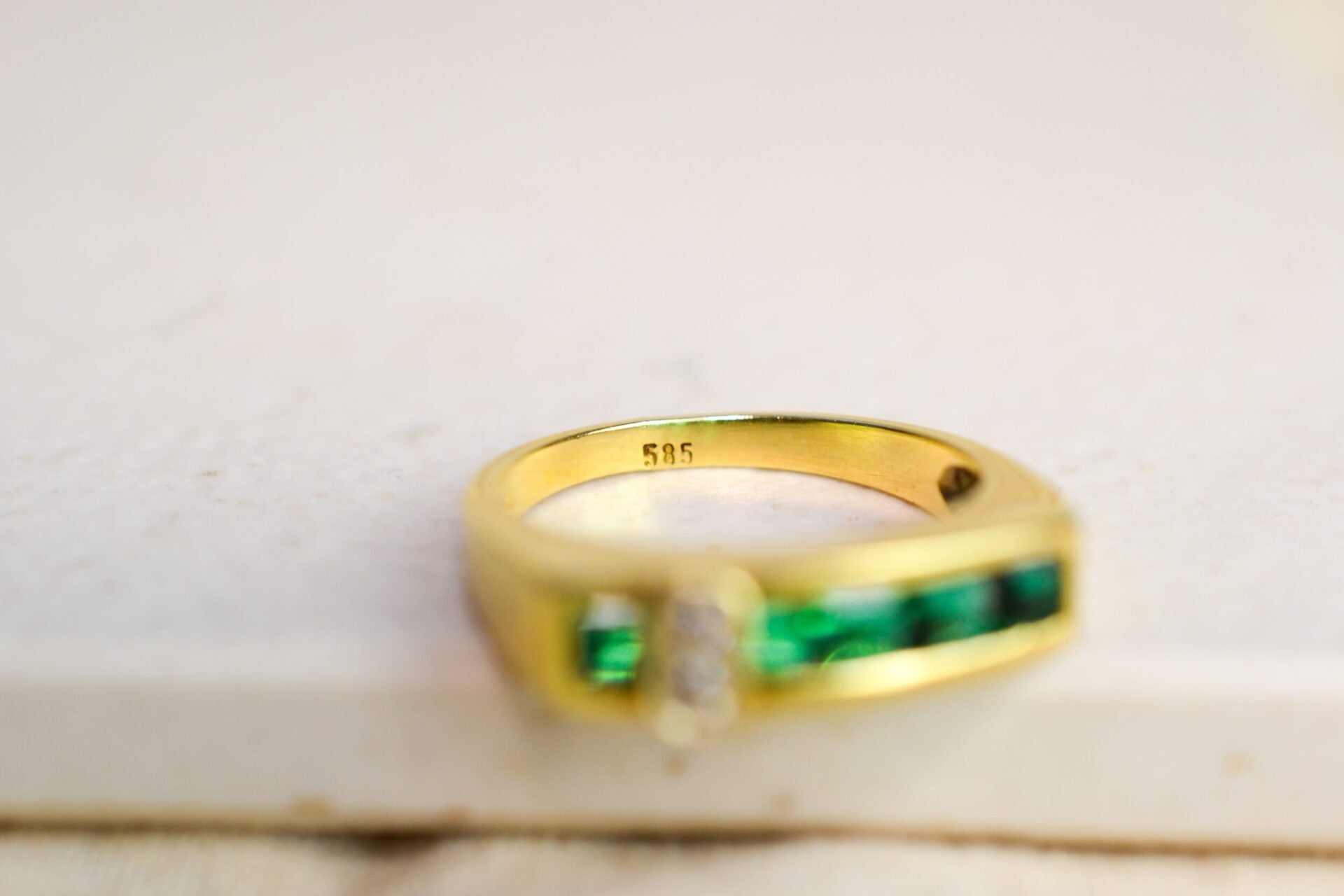 Bague jarretière vert intense 14K