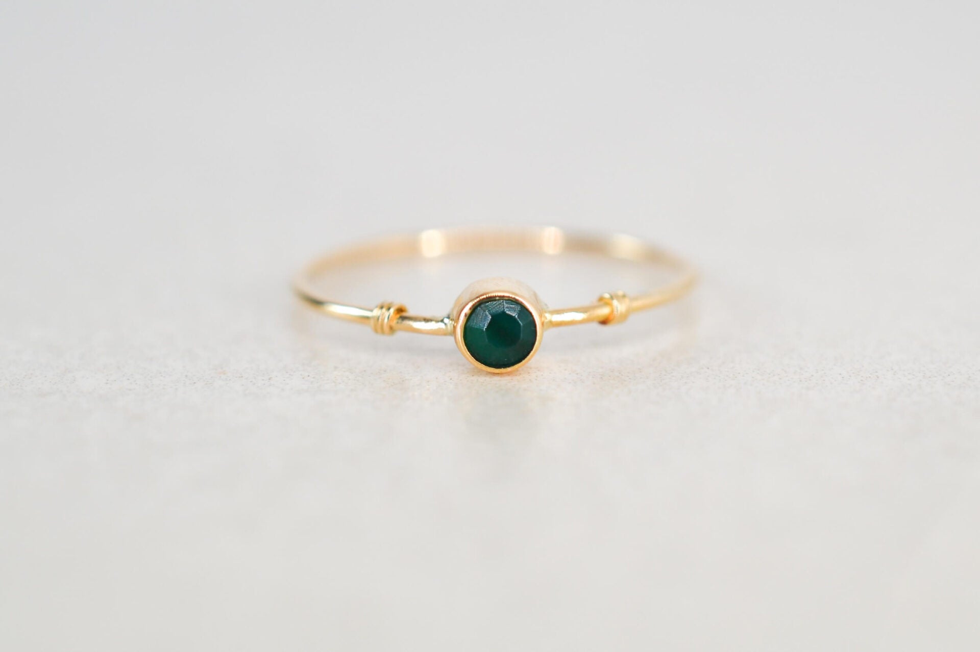 Bague fine pierre verte