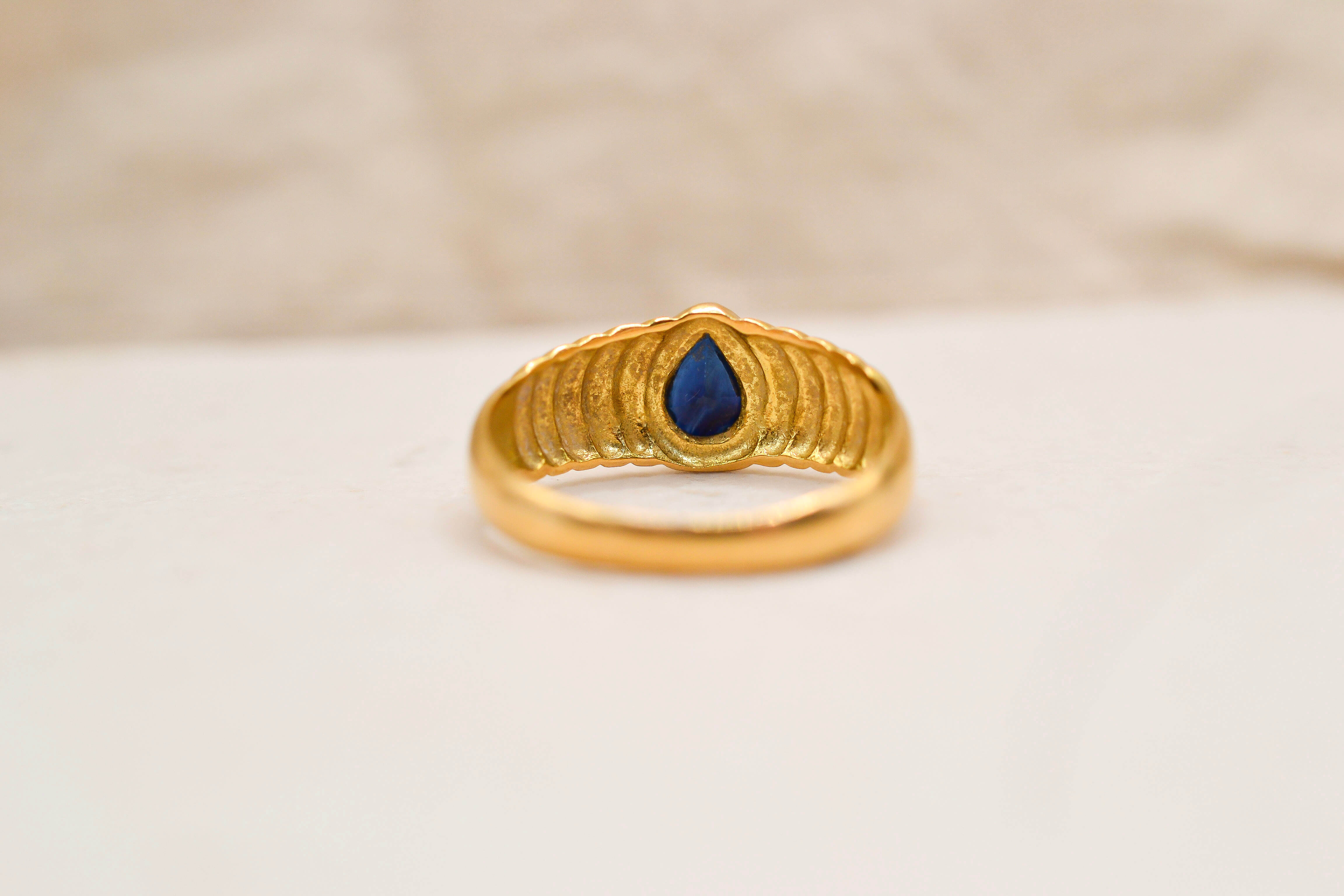 Bague jonc ciselé Saphir