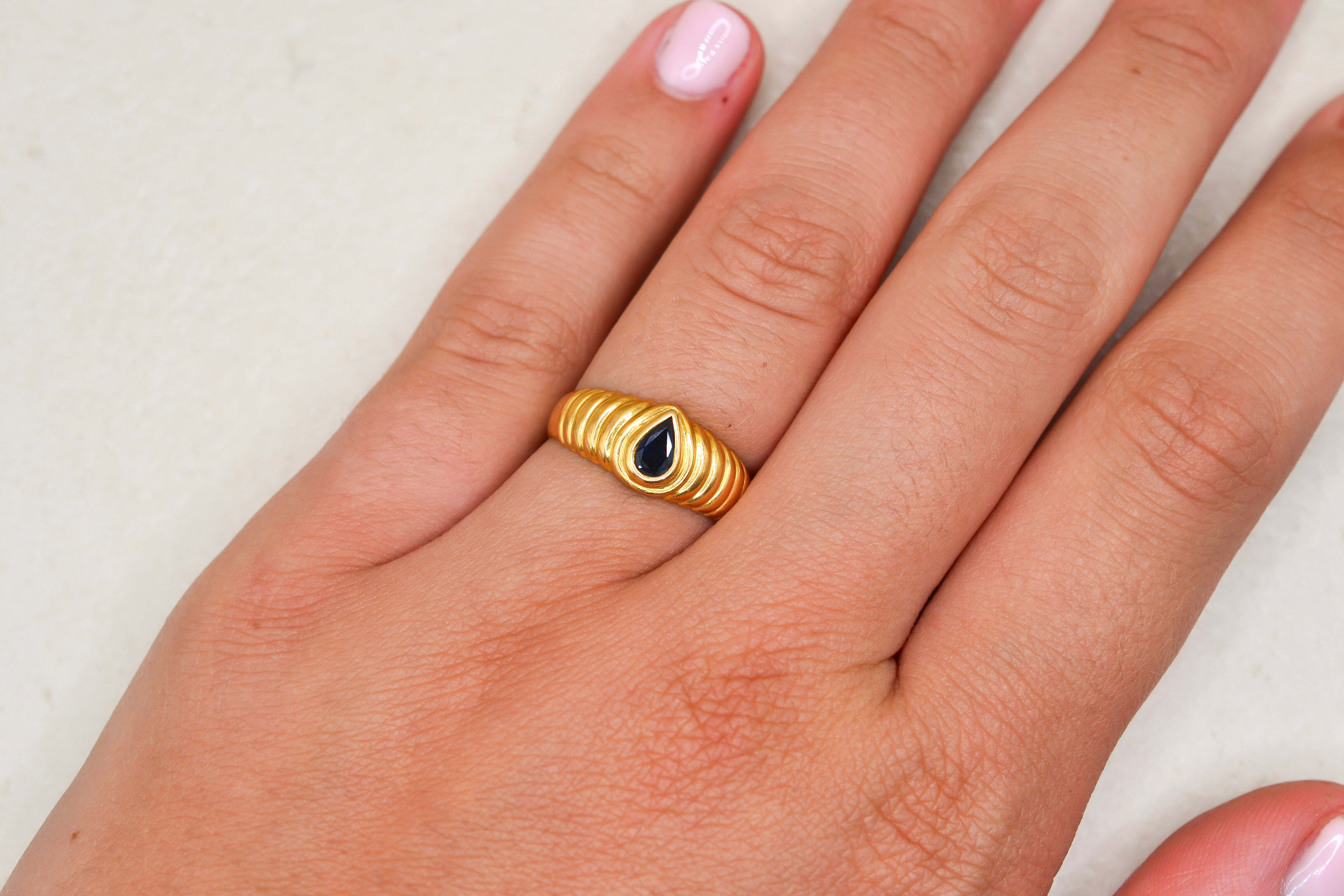 Bague jonc ciselé Saphir