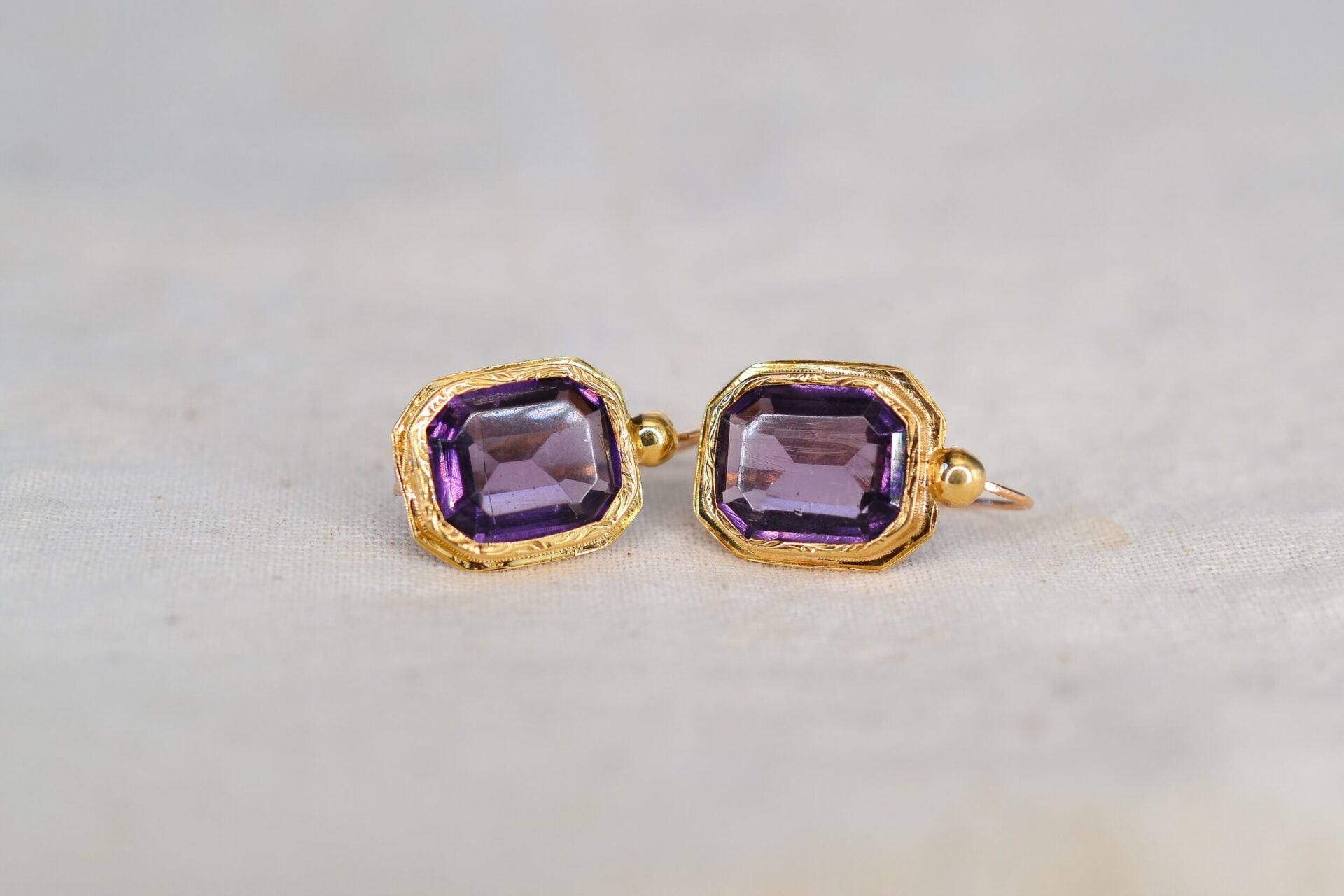 Dormeuses pierres violettes serti clos