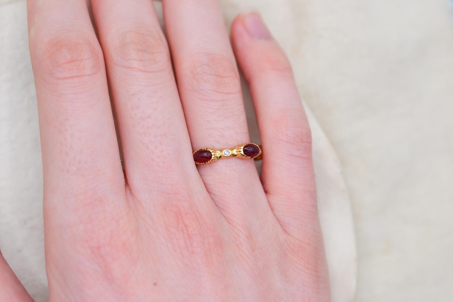 Bague Grenats cabochon et Diamants