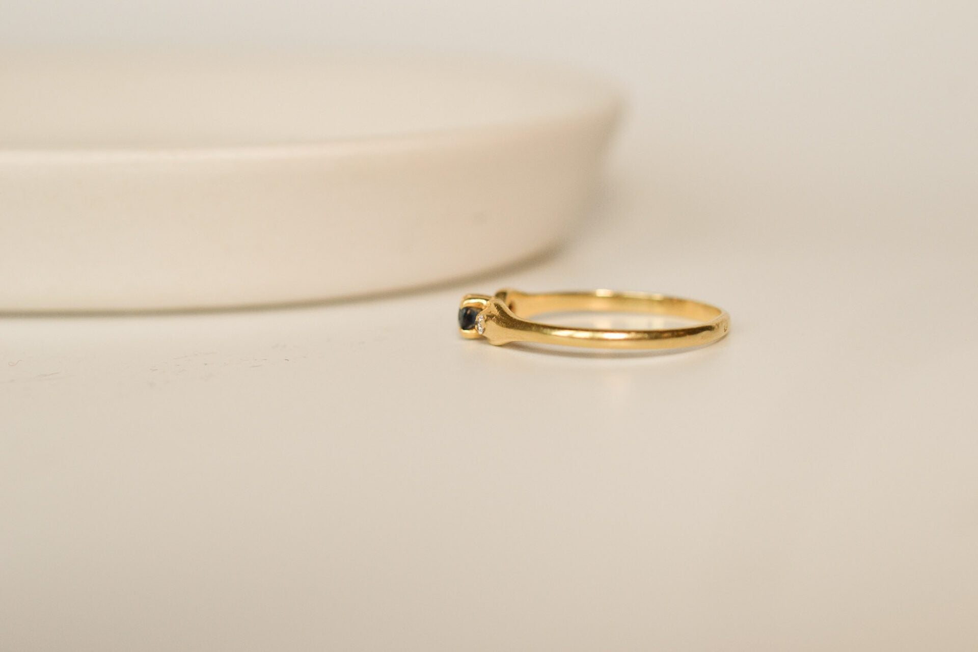 Bague fine Saphir épaulé 2 diamants