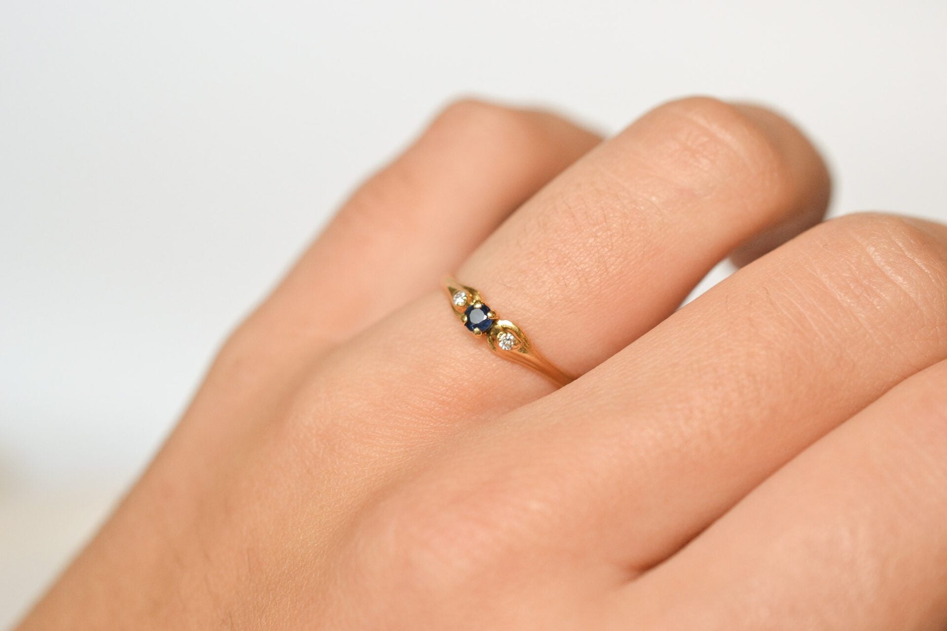 Bague fine Saphir épaulé 2 diamants