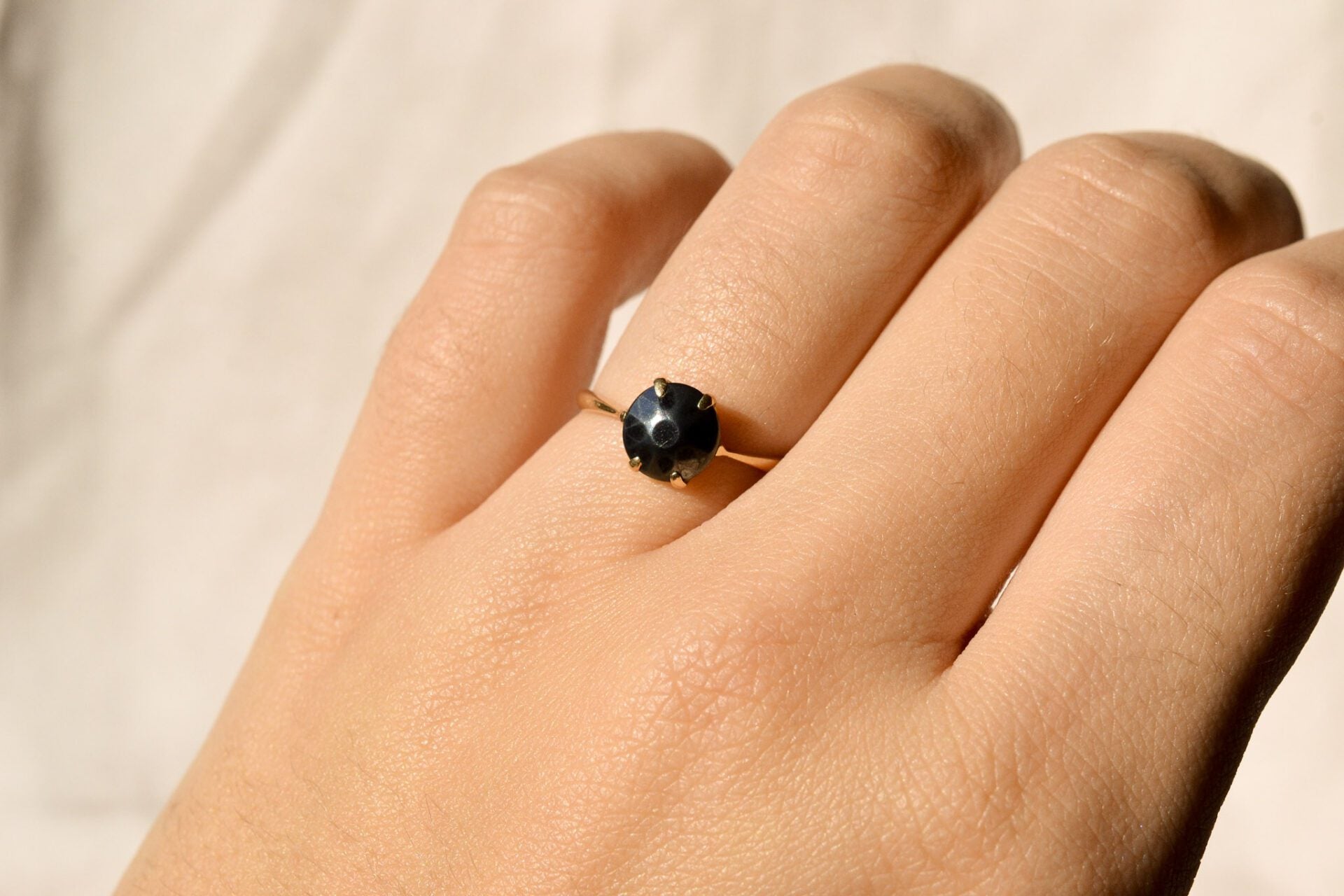 Bague hématite sertie griffes