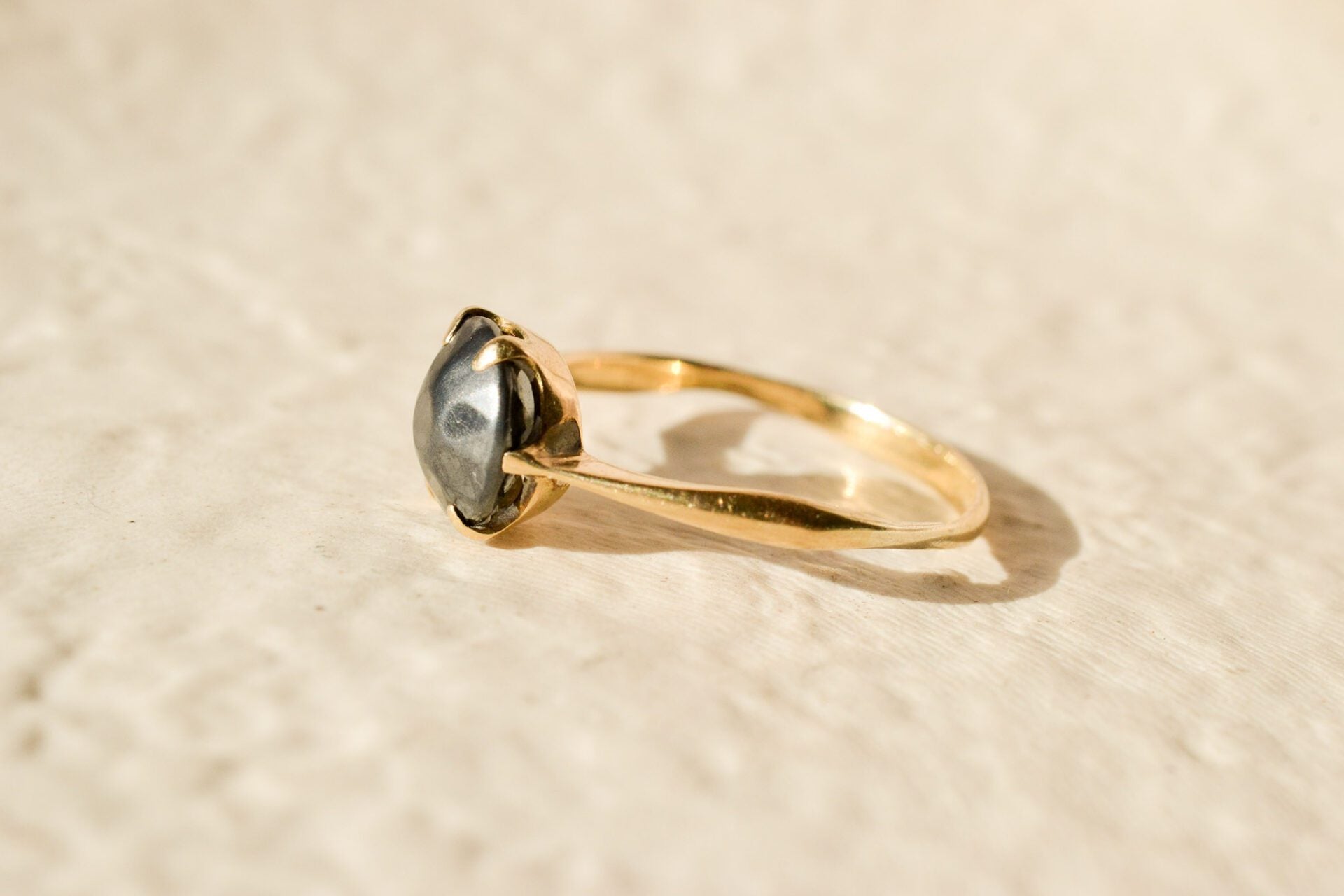 Bague hématite sertie griffes