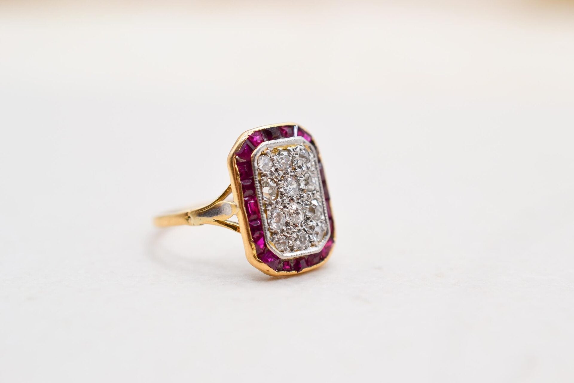 Bague rectangulaire Diamants et Rubis. Circa 1880