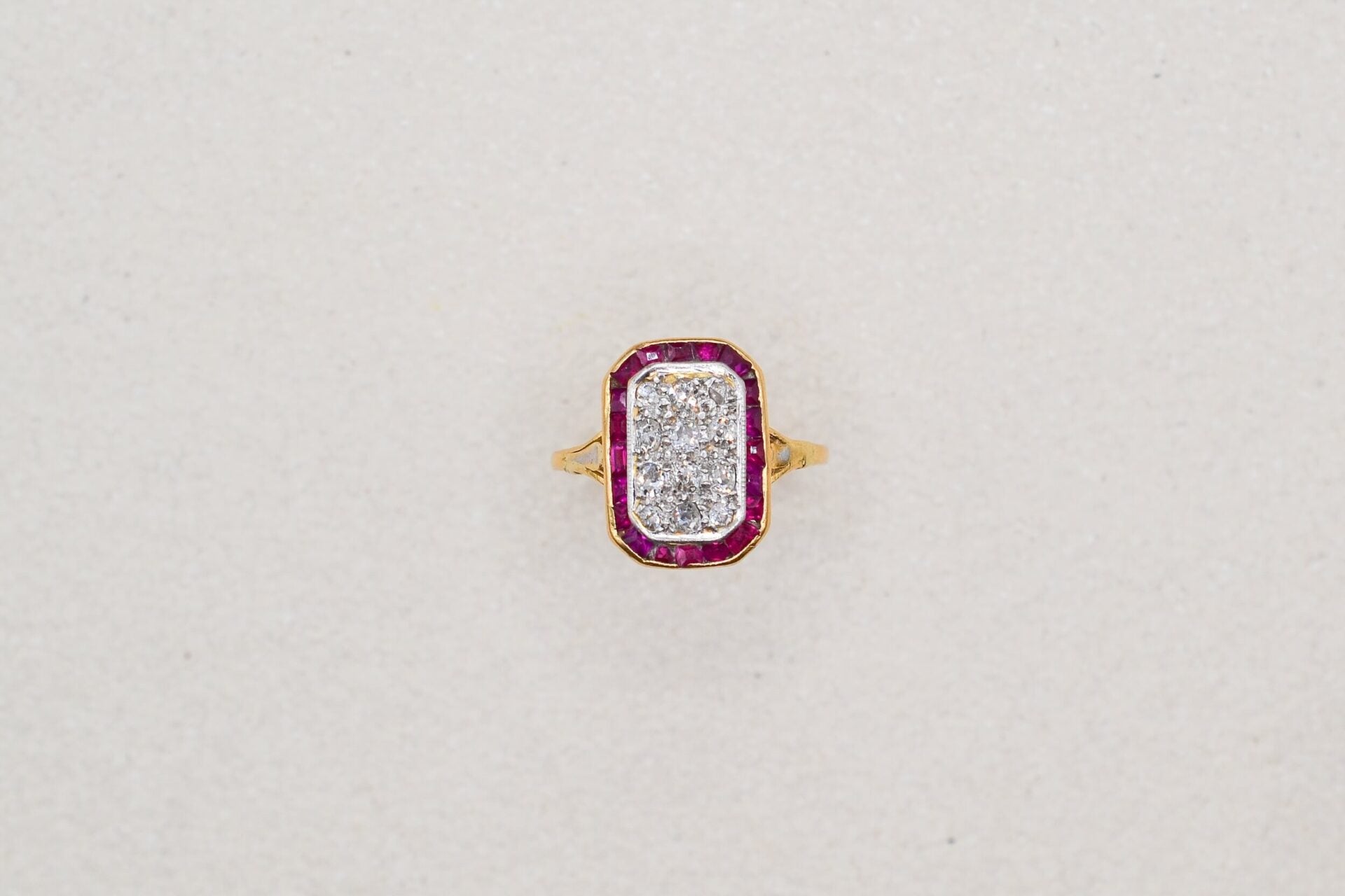 Bague rectangulaire Diamants et Rubis. Circa 1880