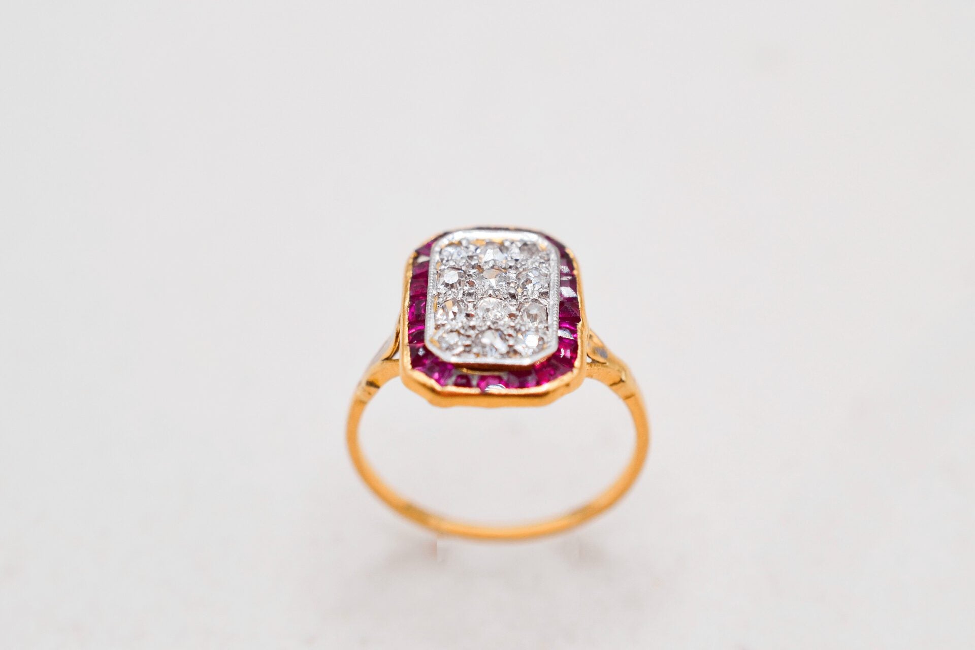 Bague rectangulaire Diamants et Rubis. Circa 1880
