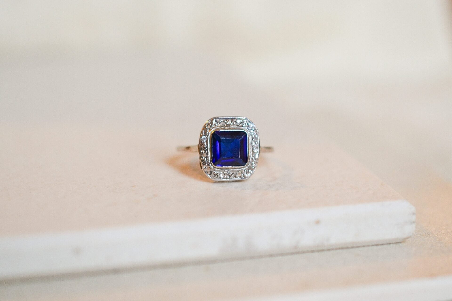Bague Art Déco Saphir V. et diamants