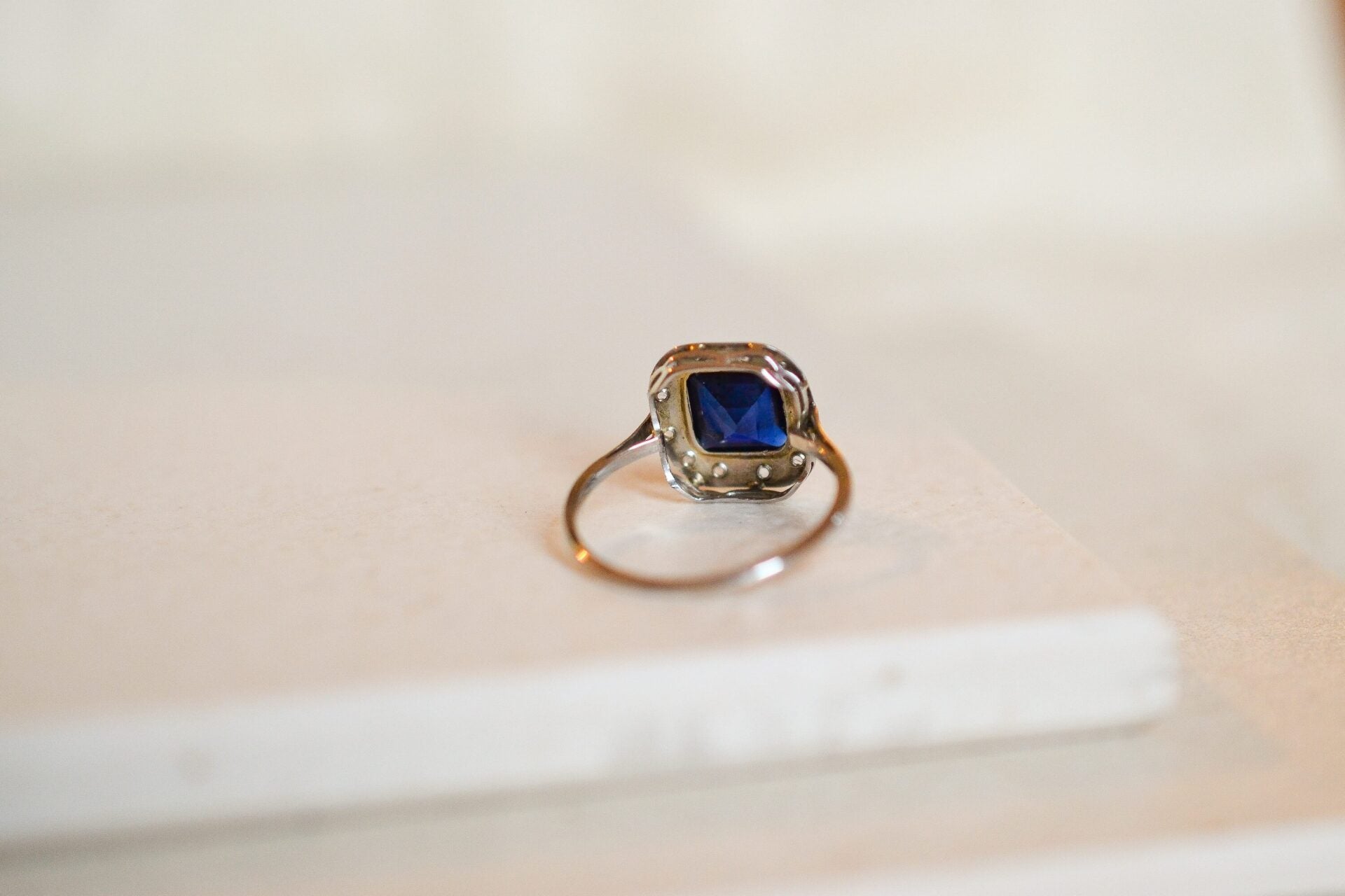 Bague Art Déco Saphir V. et diamants
