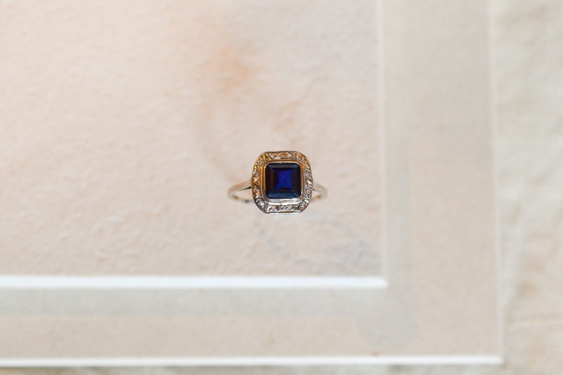 Bague Art Déco Saphir V. et diamants
