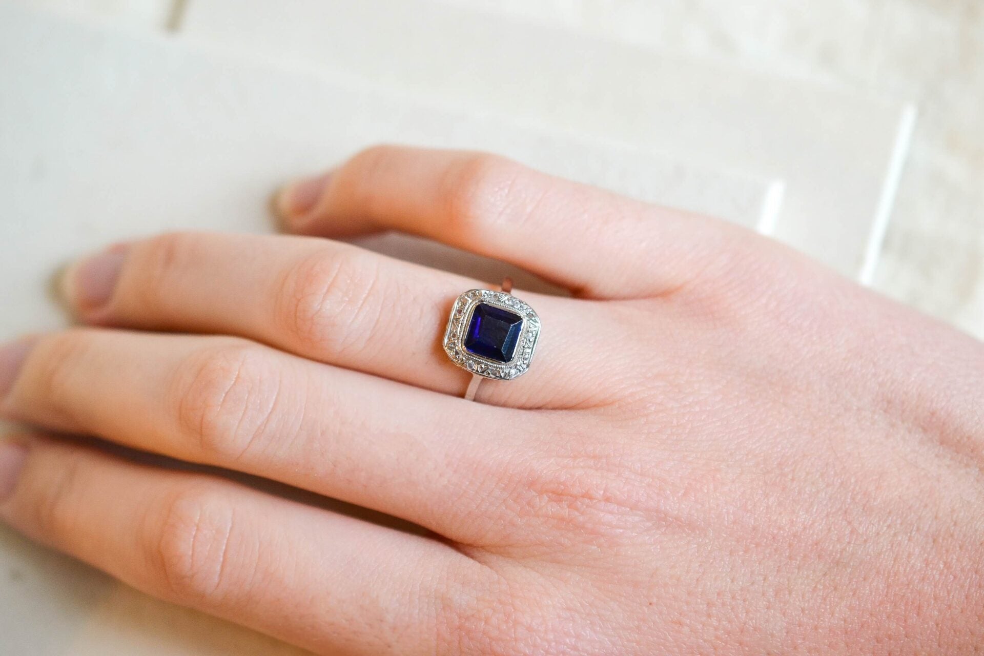 Bague Art Déco Saphir V. et diamants