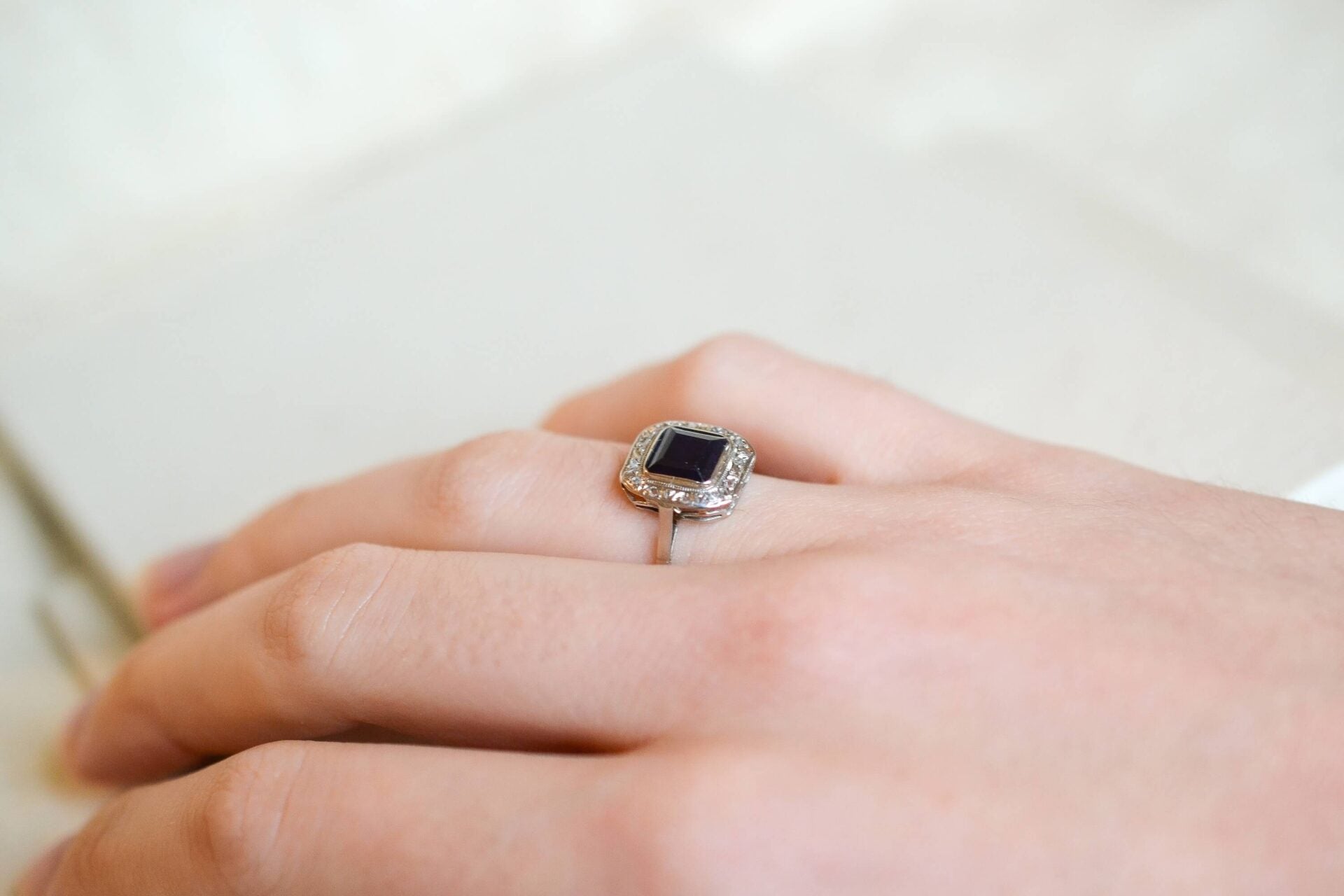 Bague Art Déco Saphir V. et diamants