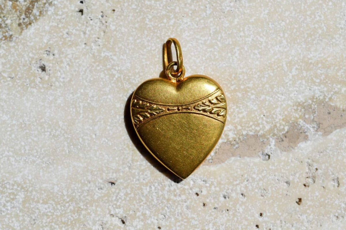 Pendentif coeur gravé feuilles