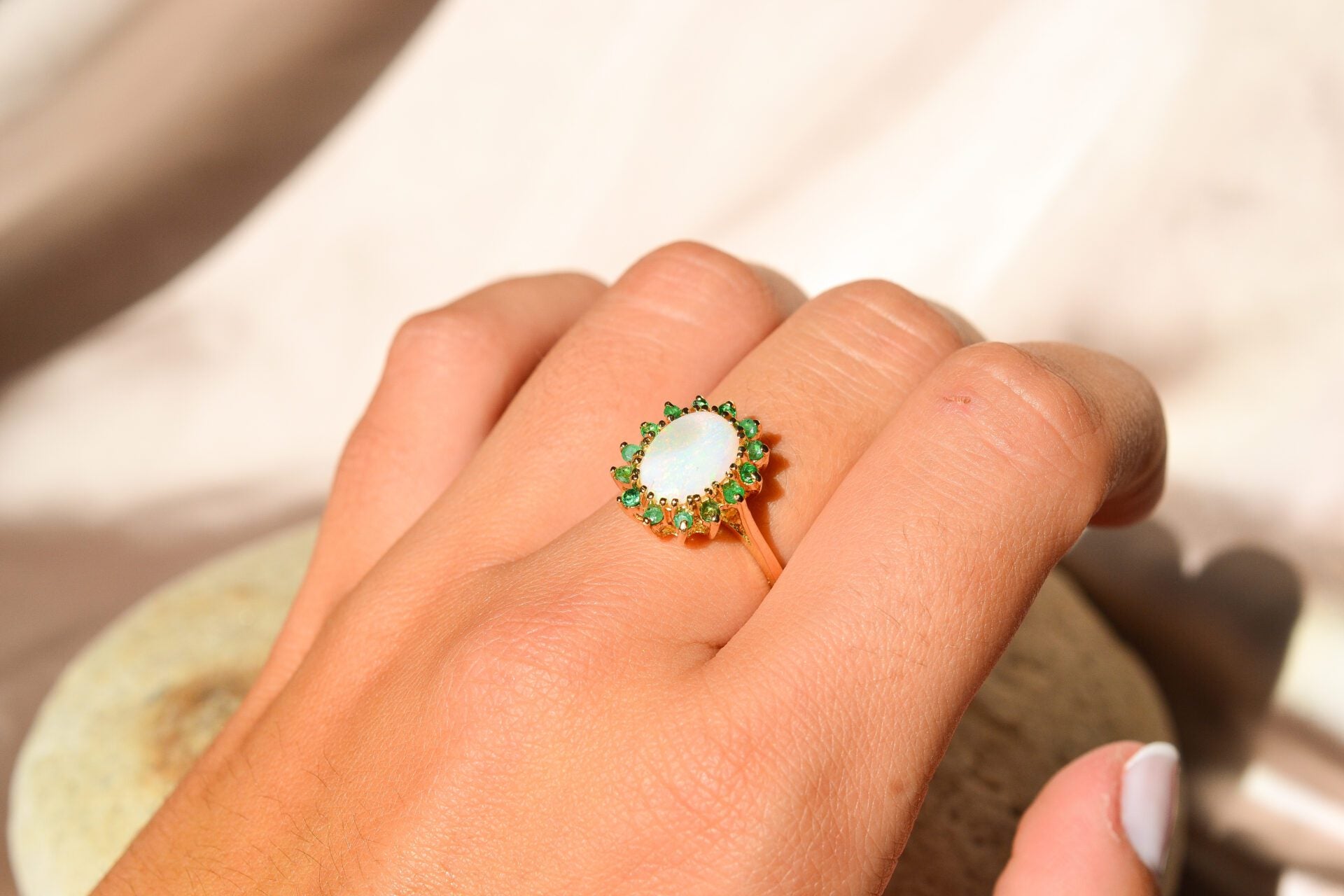 Bague ovale Opale et Emeraudes
