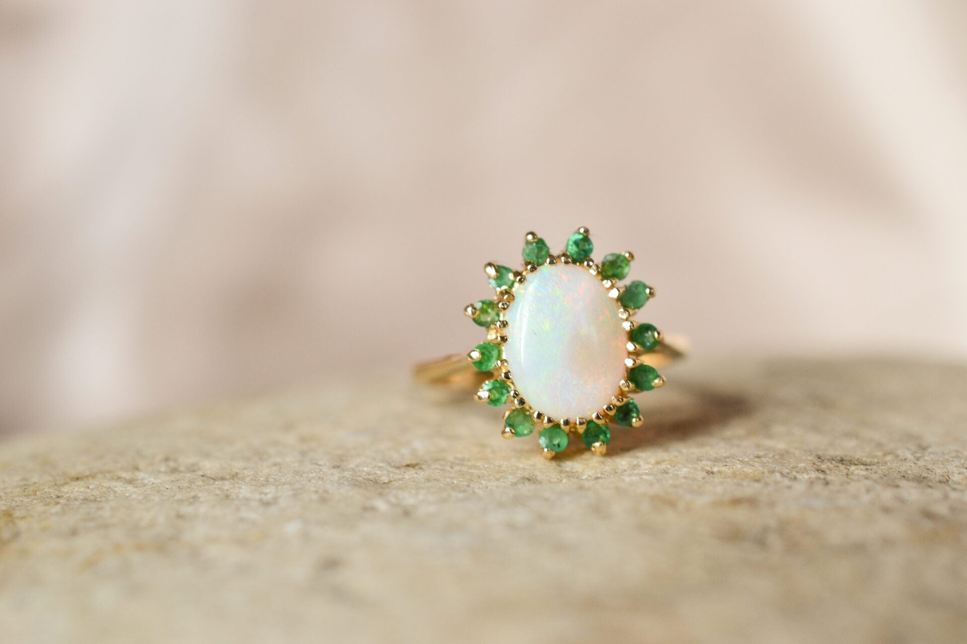 Bague ovale Opale et Emeraudes