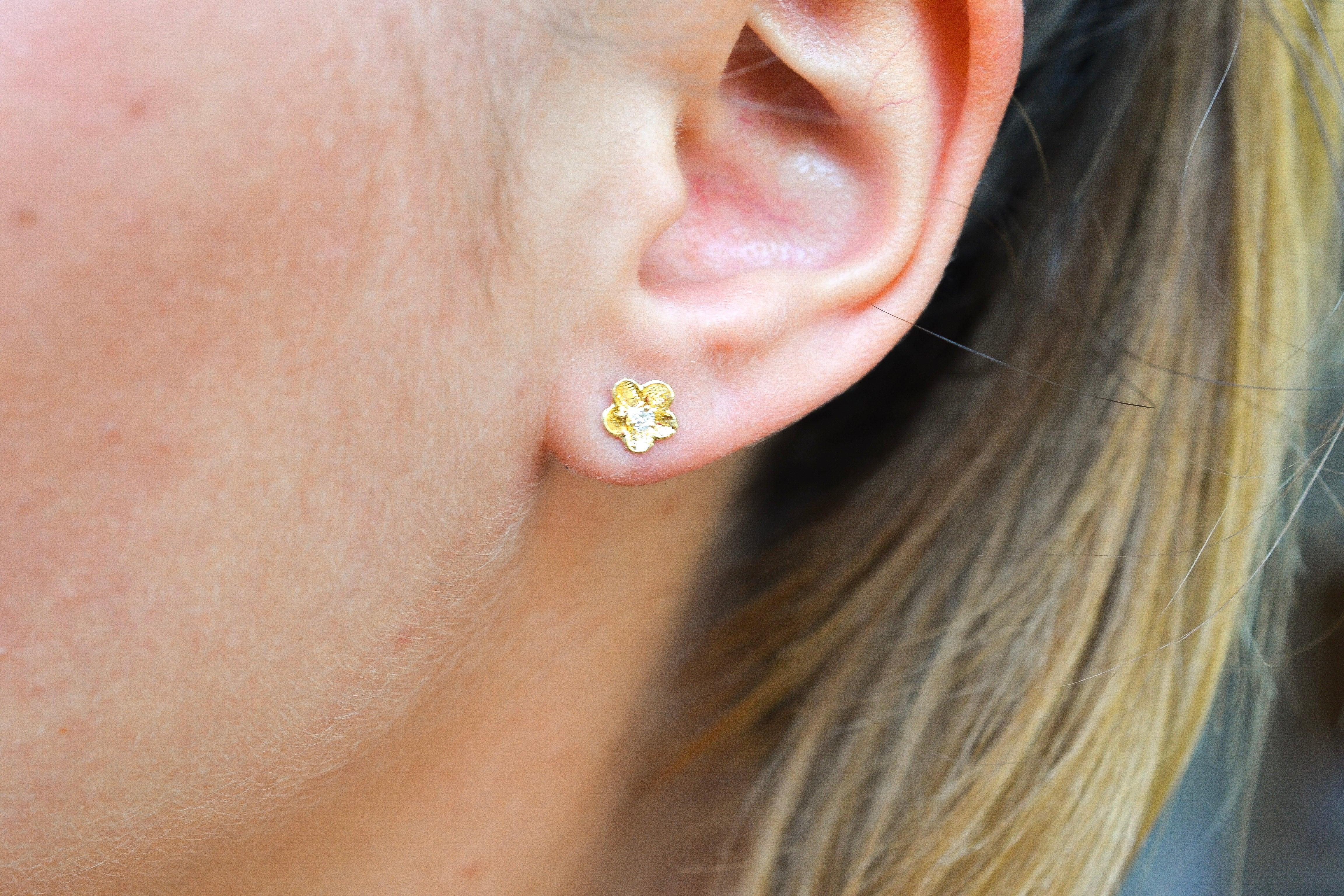 Puces d'oreilles florales diamants