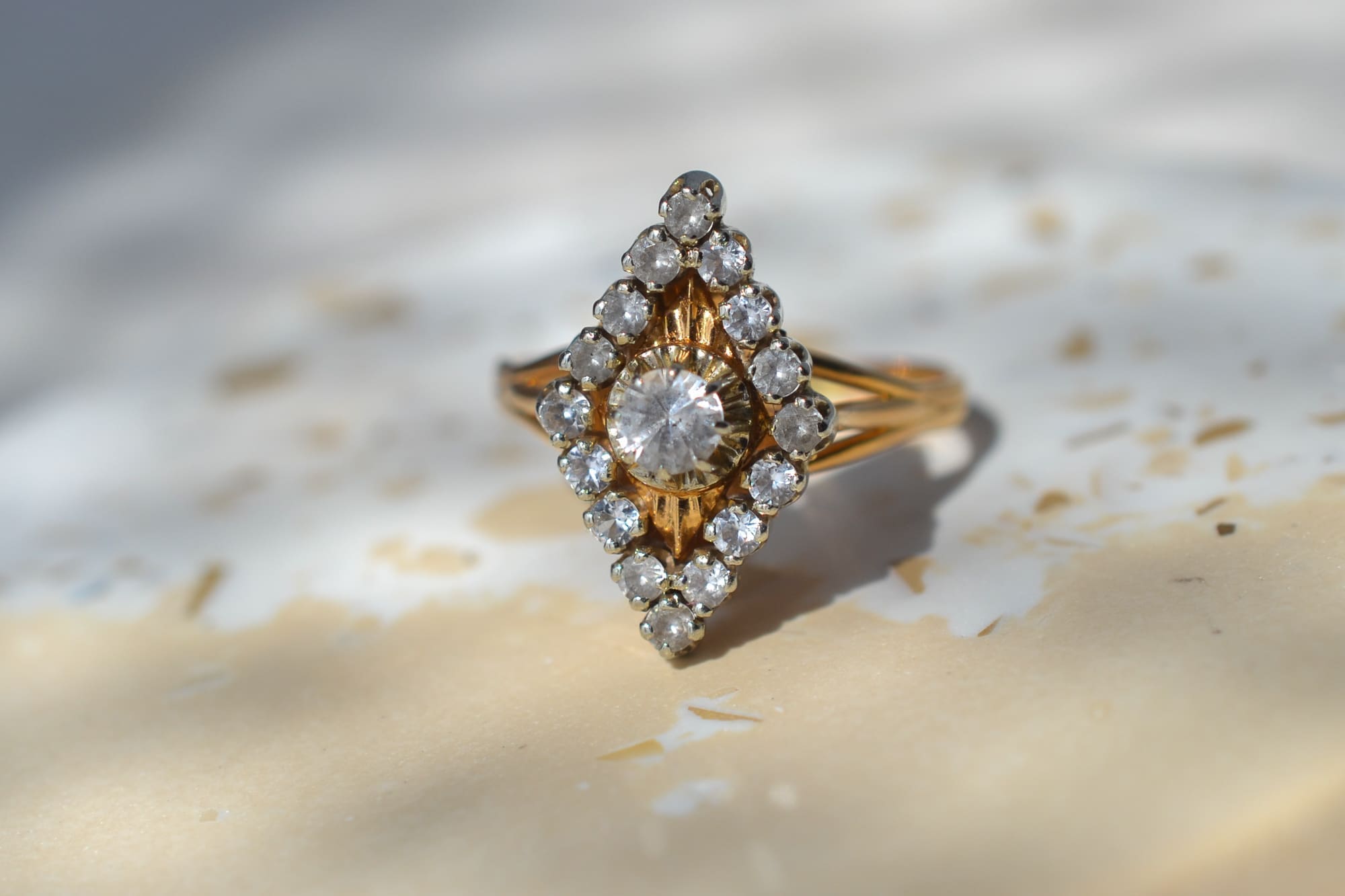 Bague losange pierres blanches