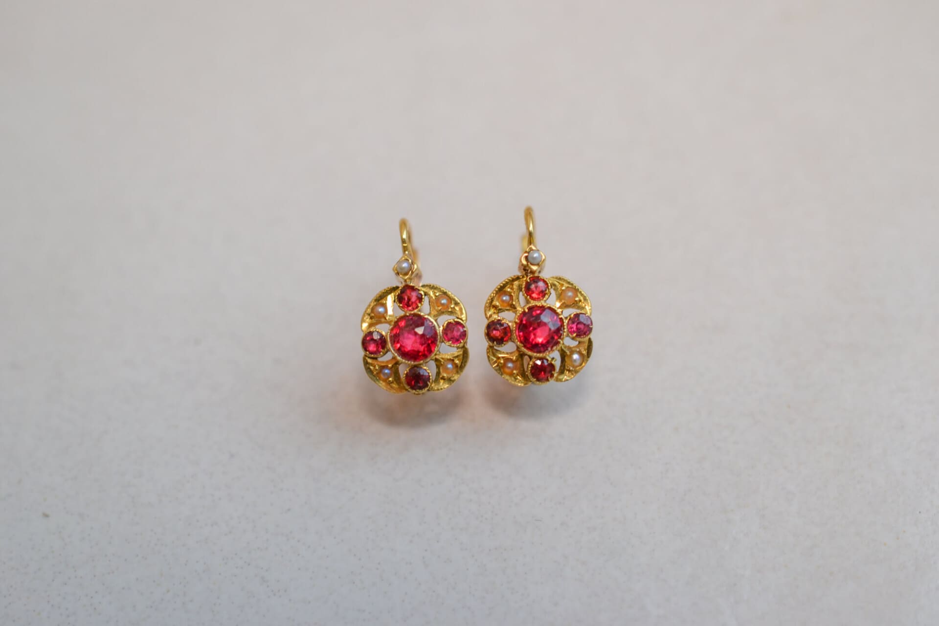 Dormeuses Art Nouveau pierres rouges et Perles