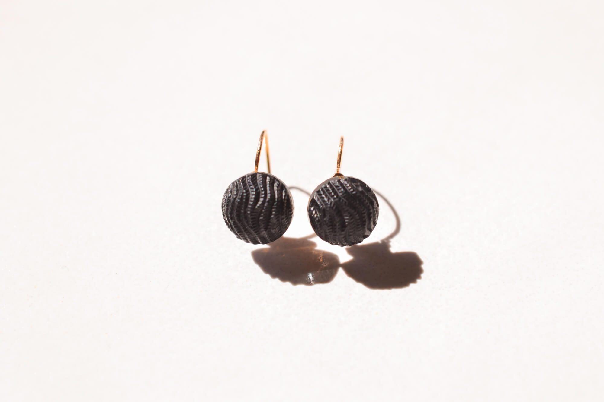 Dormeuses coques noires striées