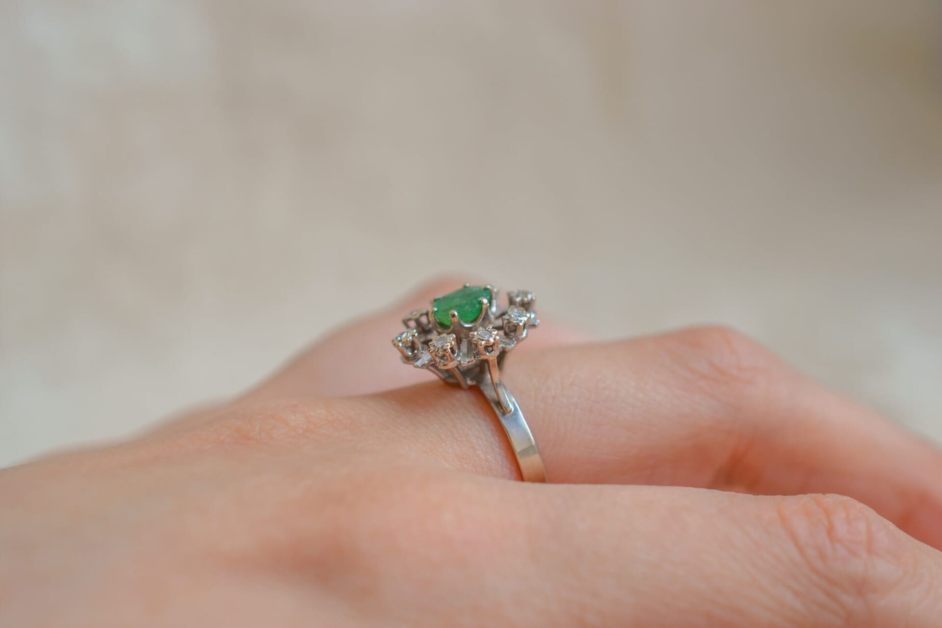 Marguerite Or blanc Émeraude et Diamants
