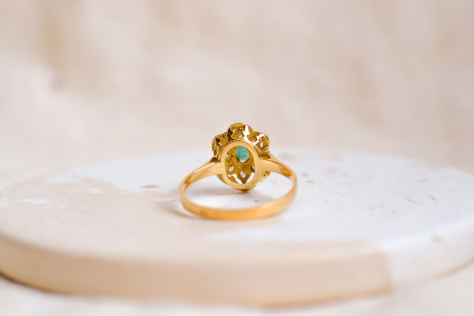 Bague Marguerite Émeraude et pierres blanches