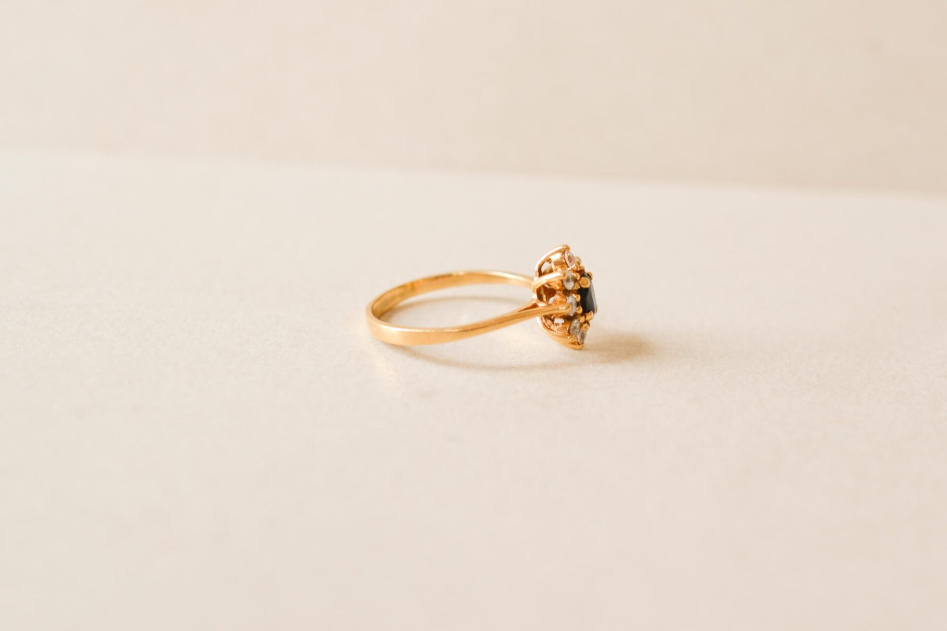 Bague Marguerite Saphir Entourage Pierres Blanches