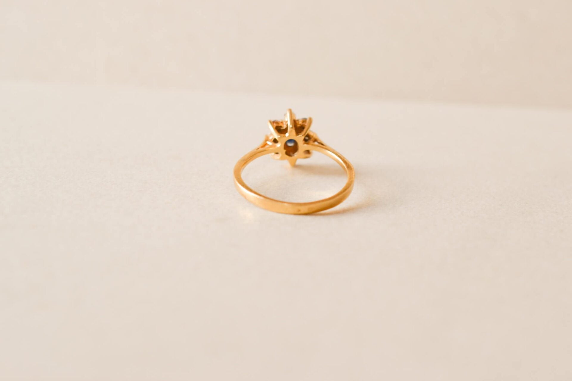Bague Marguerite Saphir Entourage Pierres Blanches
