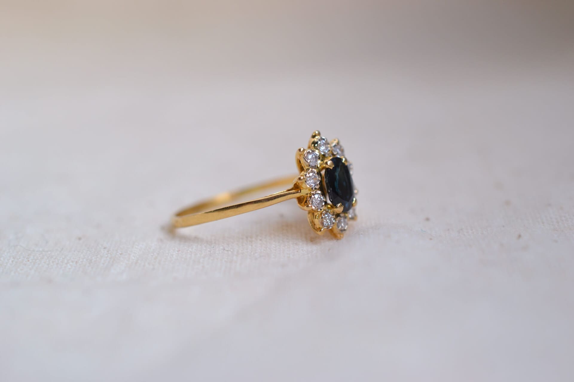 Marguerite ovale Saphir et Diamants