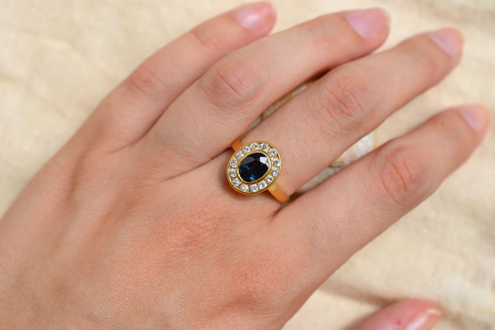 Marguerite ovale Saphir et Diamants