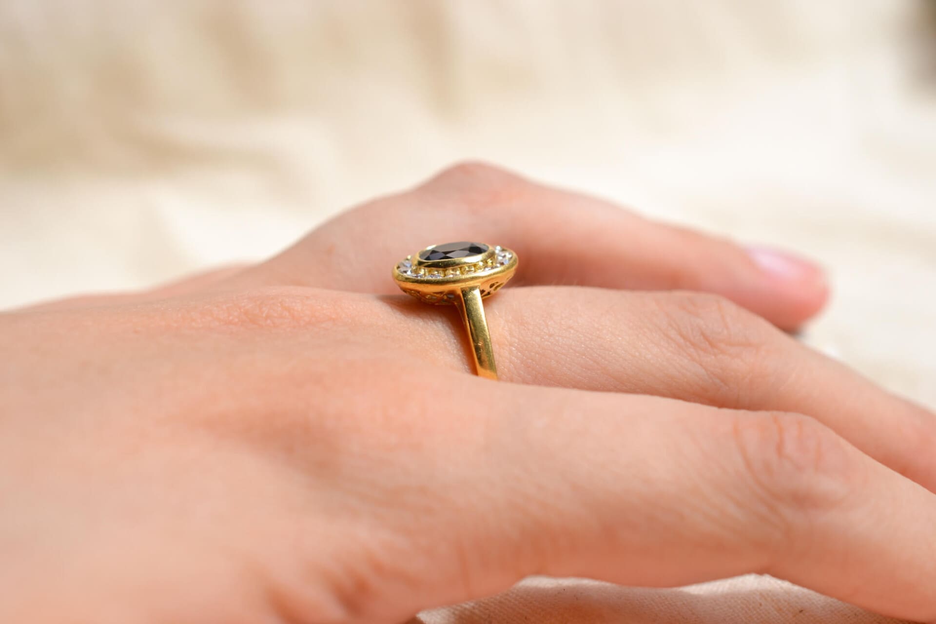 Marguerite ovale Saphir et Diamants