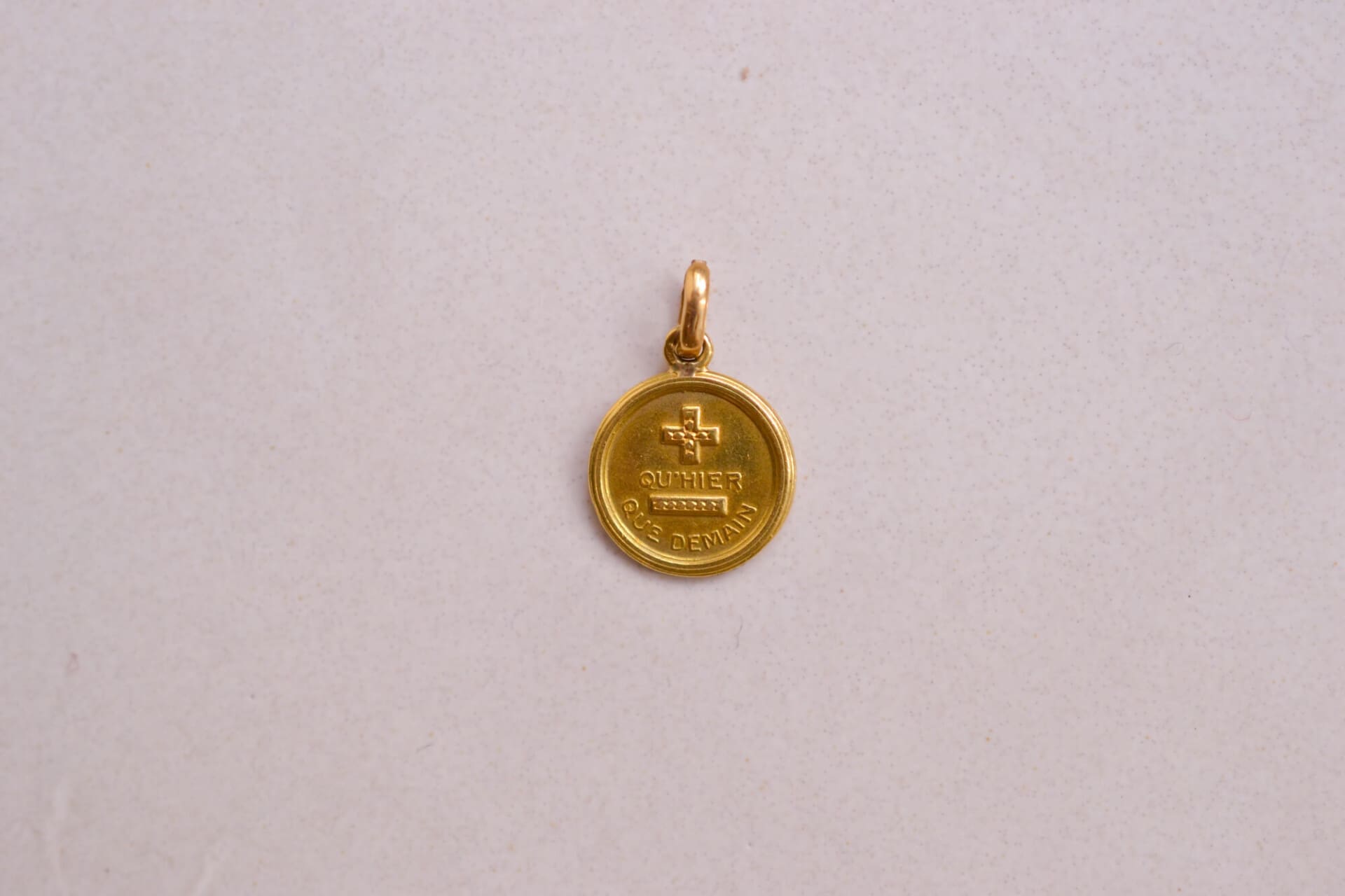 Médaille ronde + qu'hier - que demain